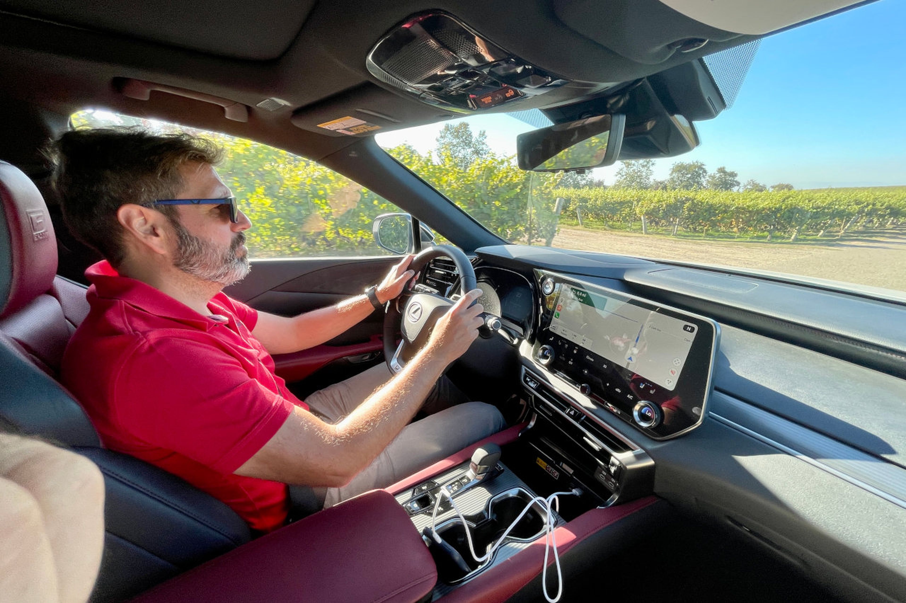 Al volante del Lexus 450h+ atravesando una vía de viñedos en California (EEUU).