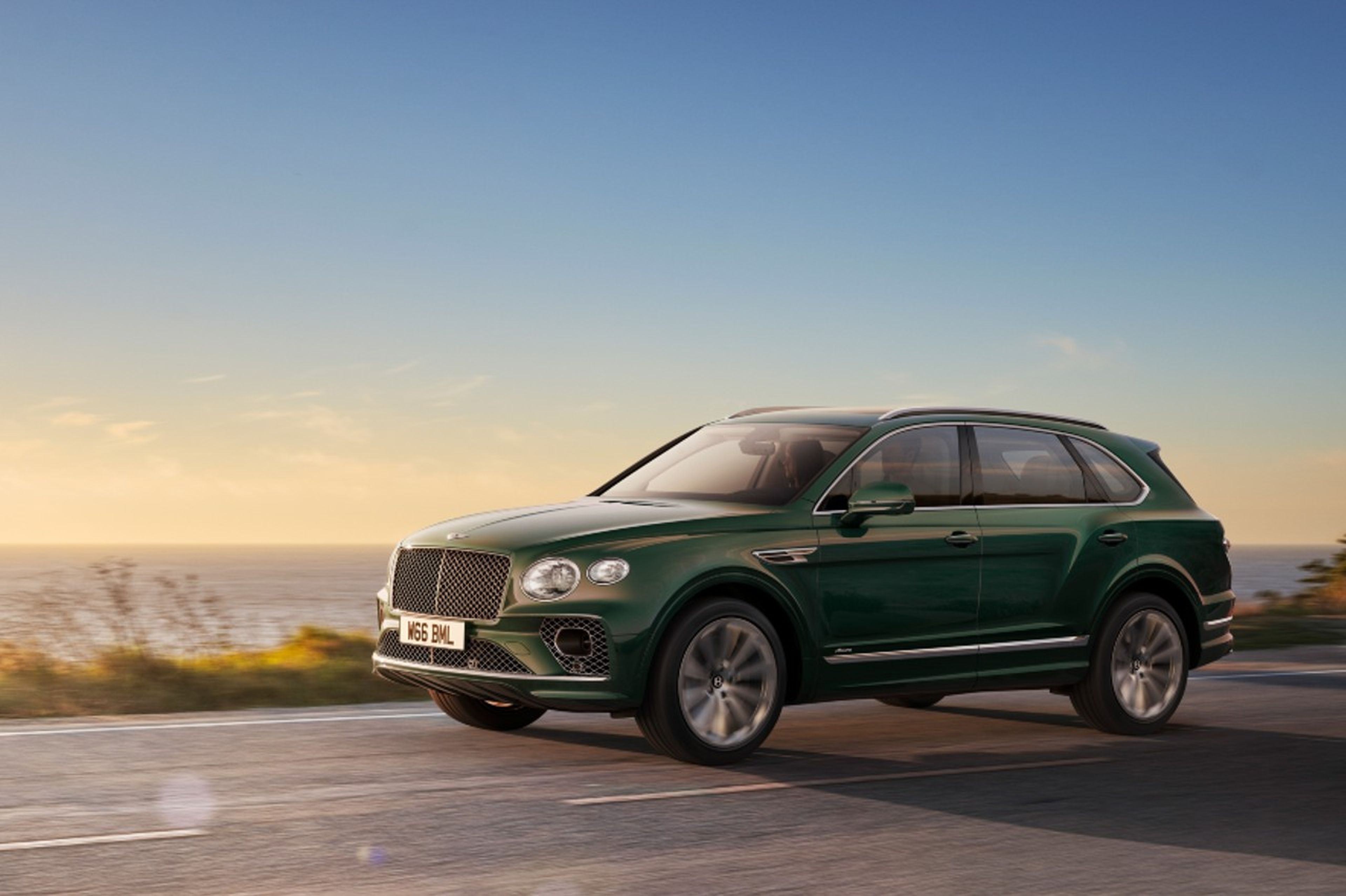 La familia del Bentley Bentayga Hybrid crece con las versiones S y Azure