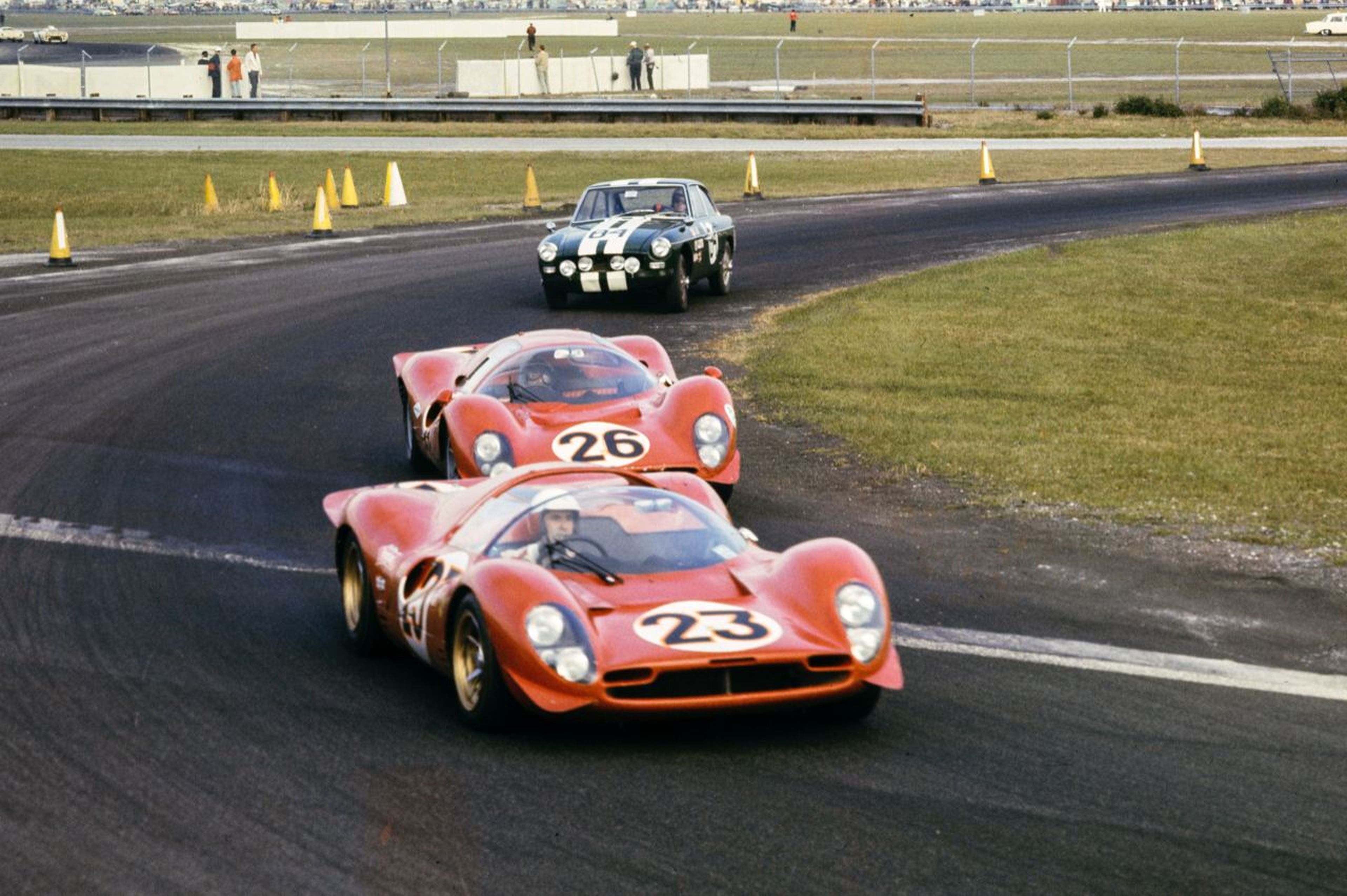 El Ferrari 330 (nº 23) de Bandini y Amon, seguido del Ferrari 412 P de Rodíguez y Guichet (nº 26) en Daytona 1967