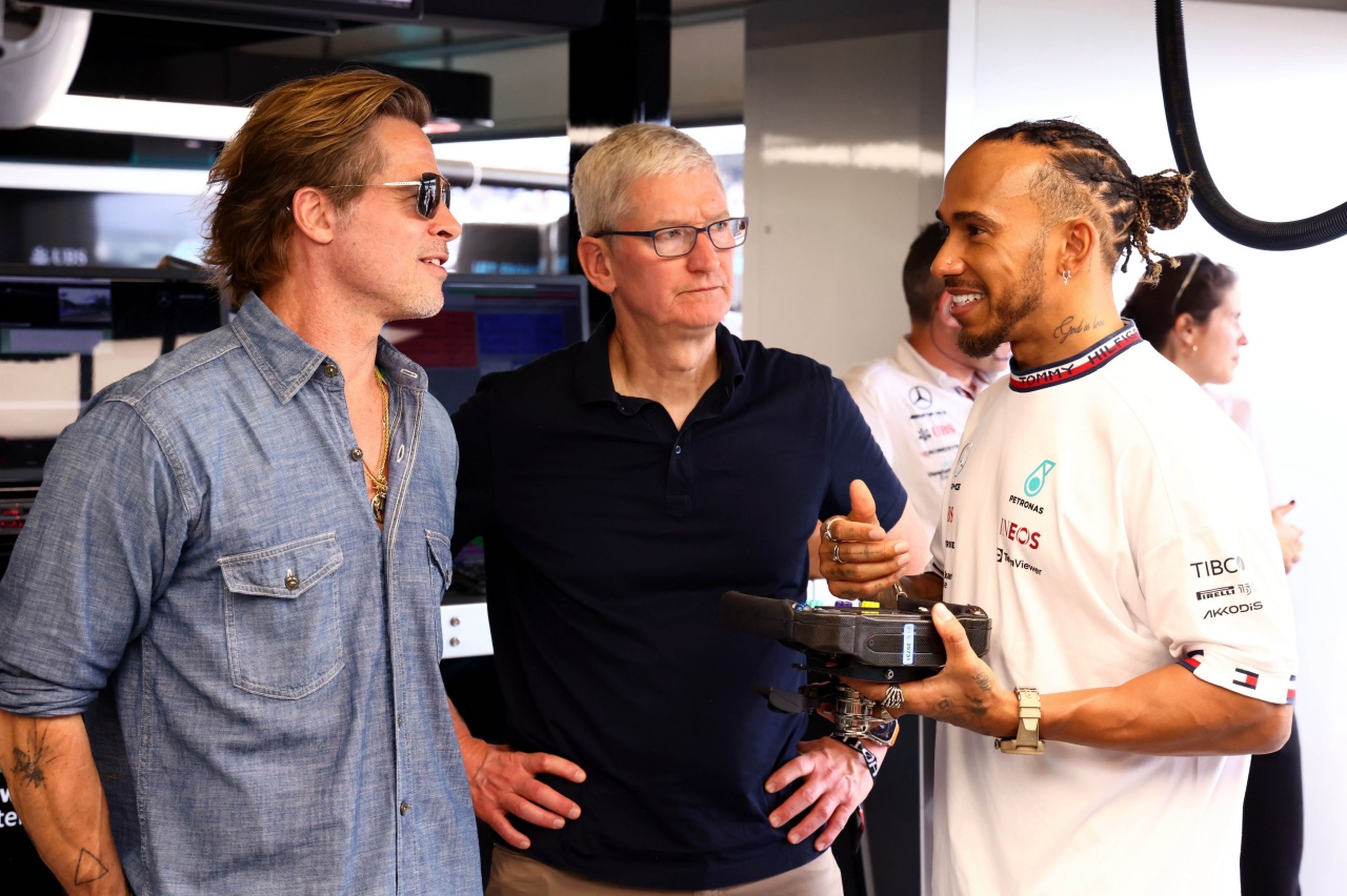 Lewis Hamilton, Brad Pitt y Tim Cook