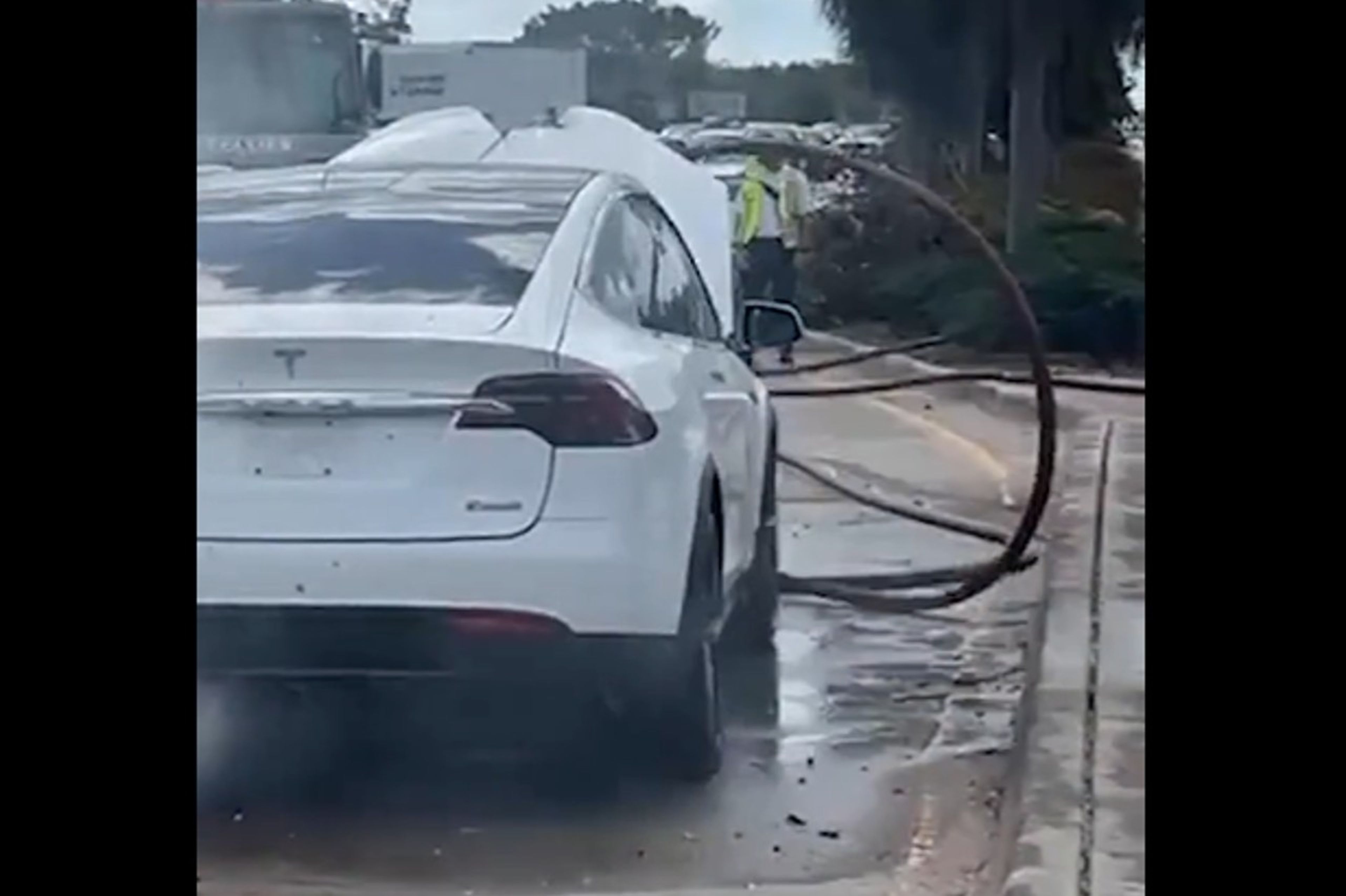 Varios coches eléctricos salen ardiendo tras el huracán Ian
