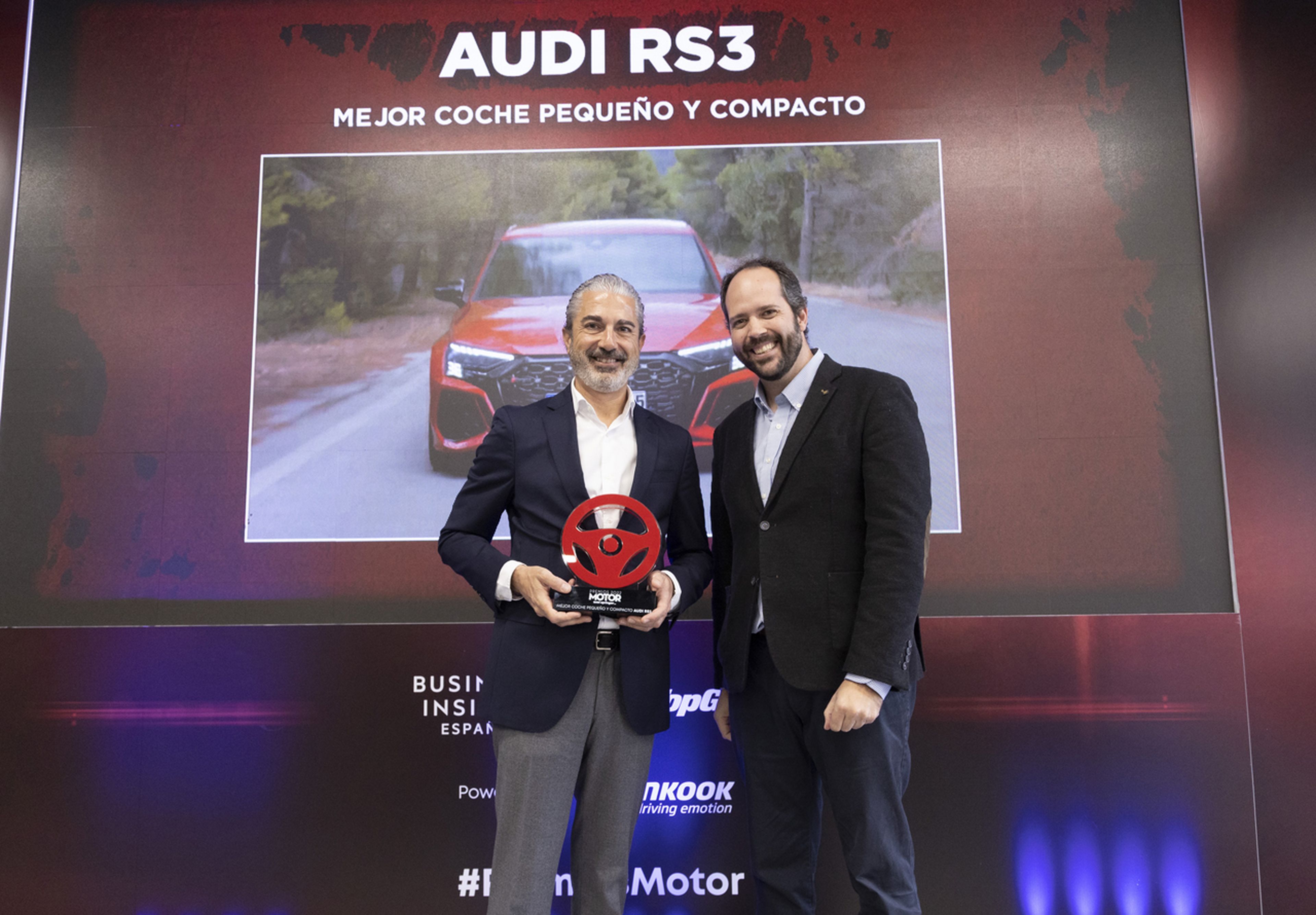 Ignacio Gonzalez, Dircom de Audi España recibe el premio del 'Mejor coche pequeño y compacto' para el Audi RS 3.