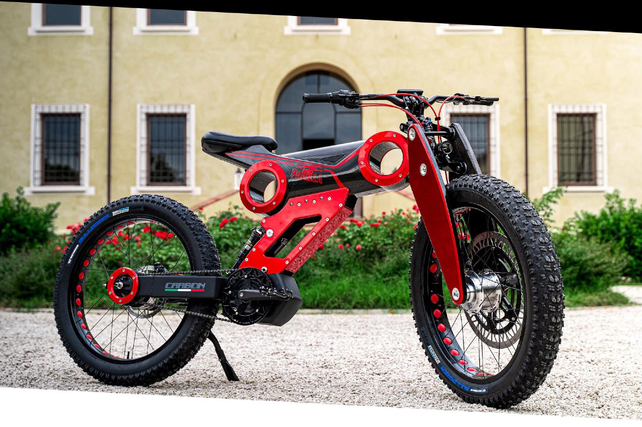 Estragos cajón completamente Moto Parilla Carbon, así es el Ferrari de las e-bike, mitad moto, mitad  bicicleta -- Tecnología -- Autobild.es