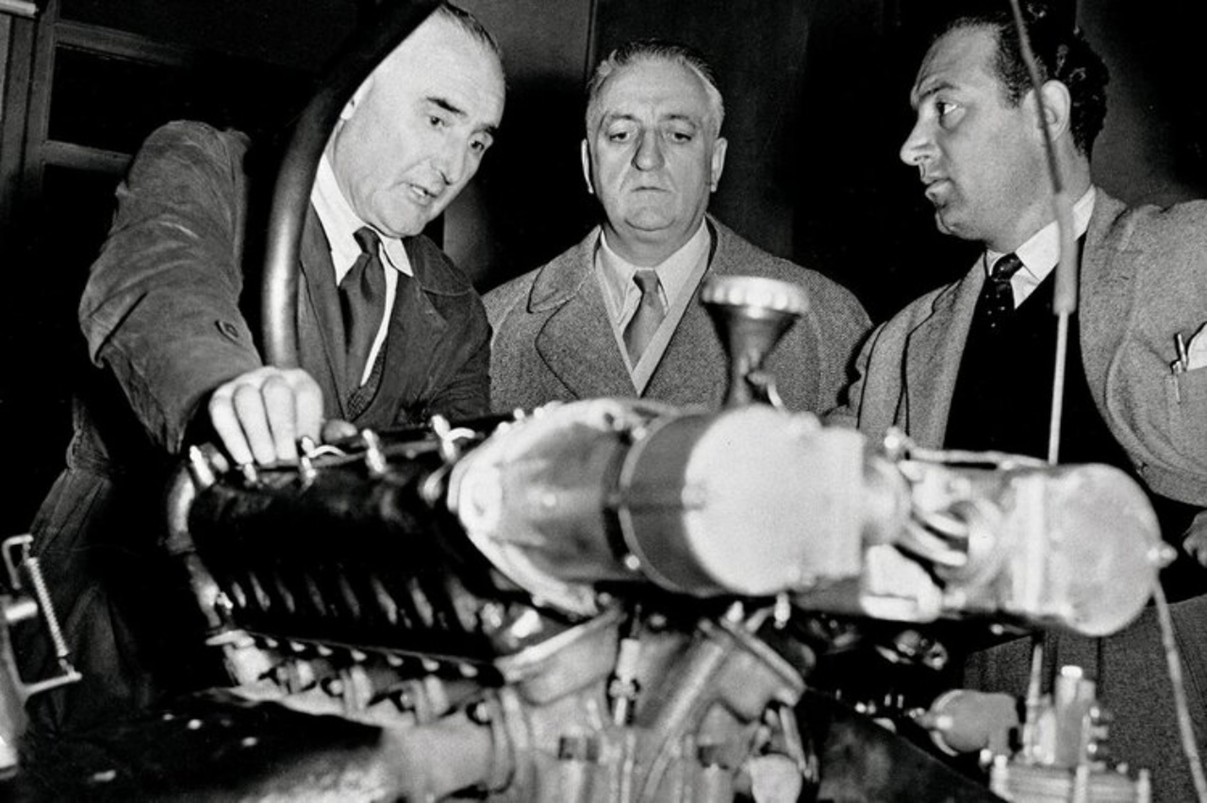 Enzo Ferrari (centro), Luigi Bazzi (izquierda) y Aurelio Lampredi (derecha)