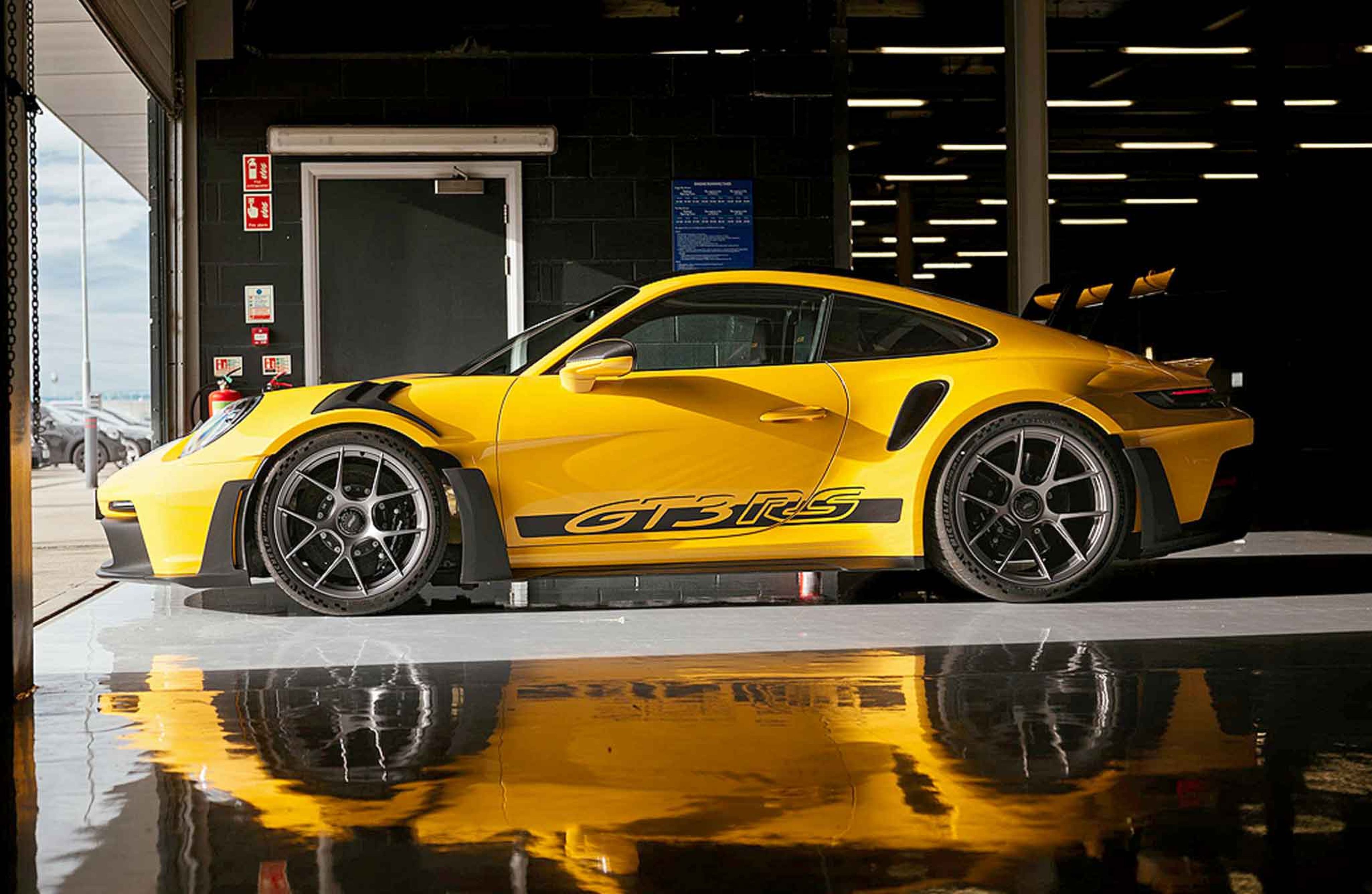 911 GT3 RS en boxes