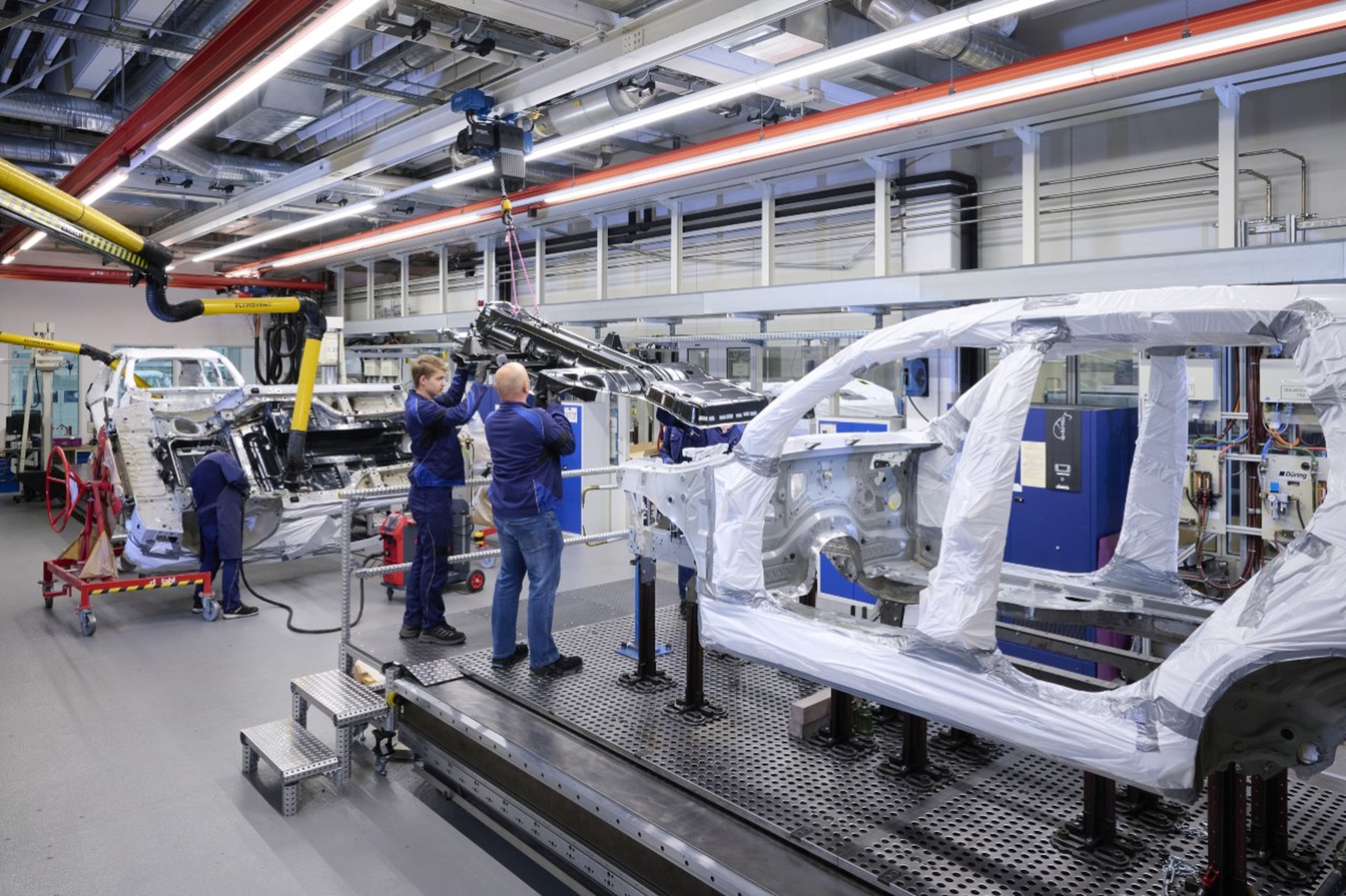 BMW ha iniciado la producción limitada del primer Sports Activity Vehicle (SAV) con tecnología de pila de combustible de hidrógeno, el BMW iX5 Hydrogen.