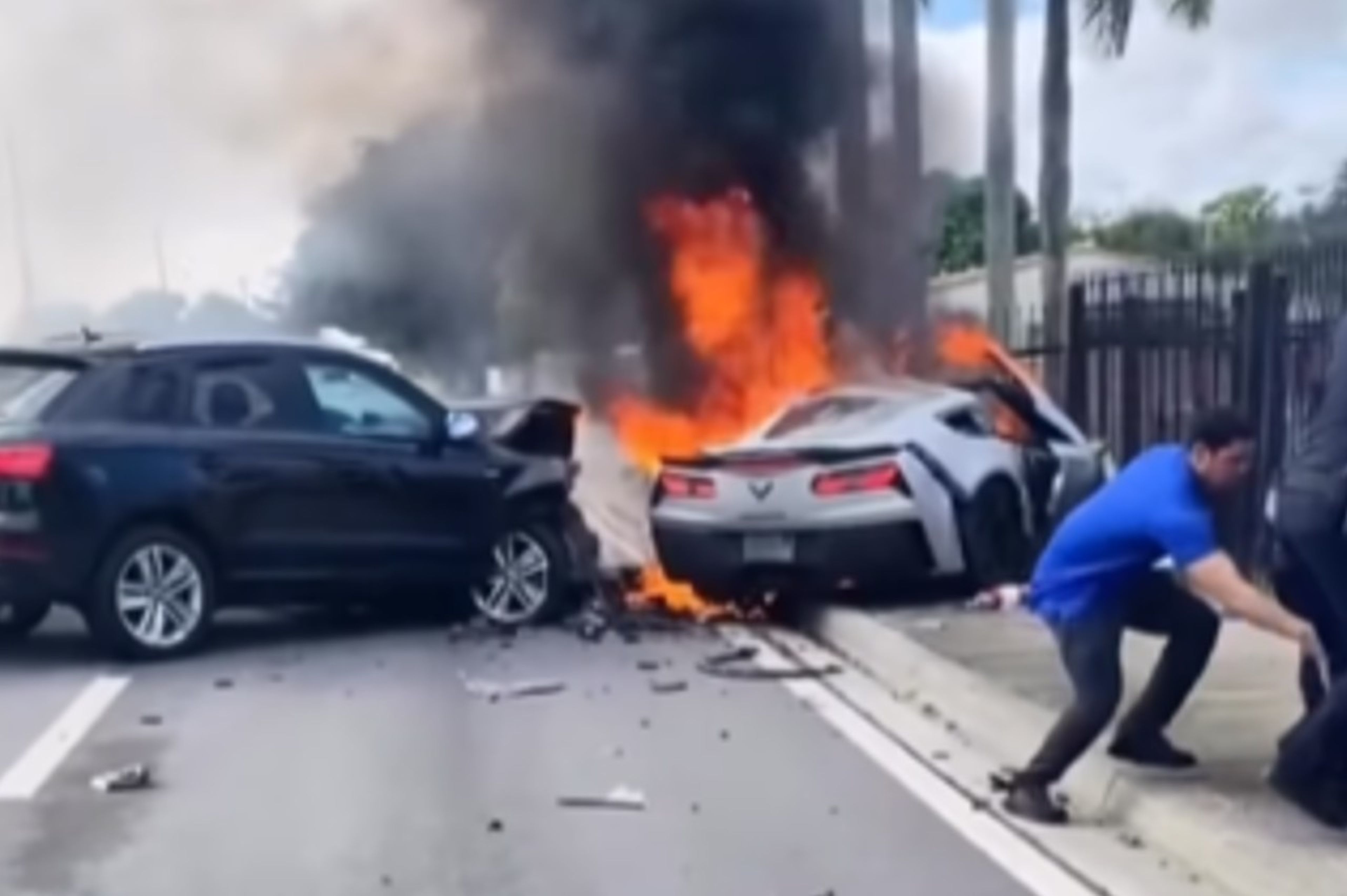 Un Corvette Stingray pierde el motor y sale ardiendo