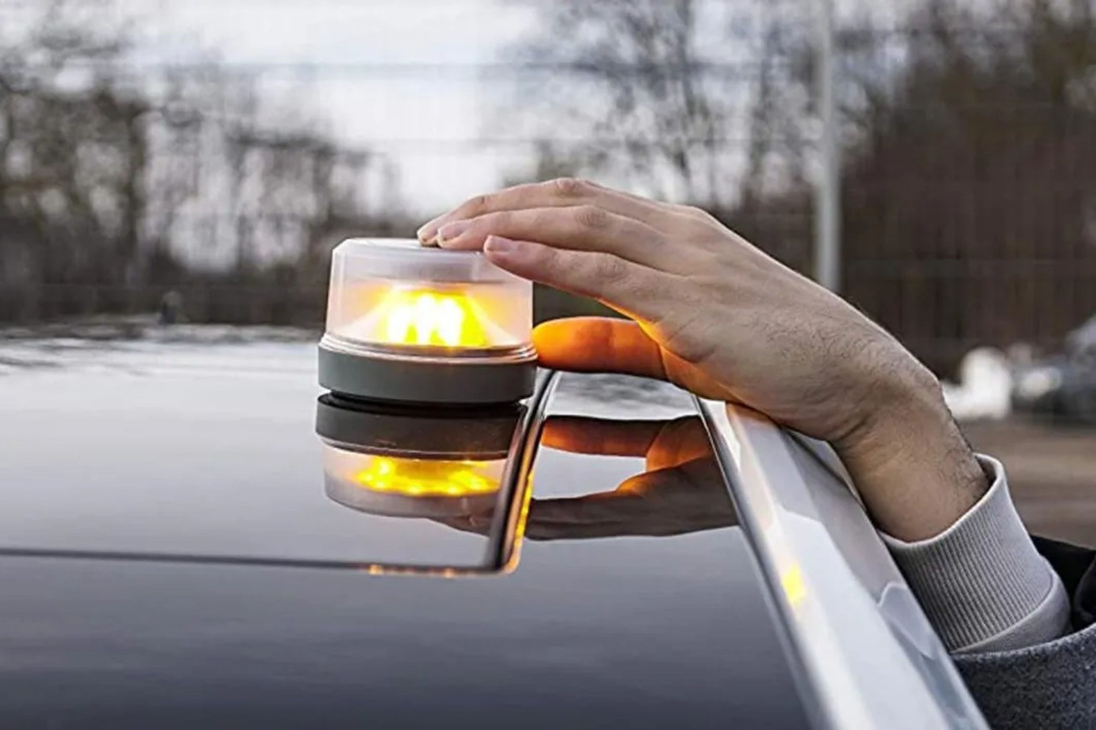 Ya están en vigor las luces de emergencia V-16 para sustituir los  triángulos del coche: cómo funcionan y dónde se pueden comprar