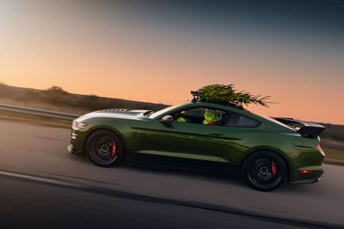 Vídeo el Grinch roba el árbol de Navidad en un Ford Mustang con 1.000