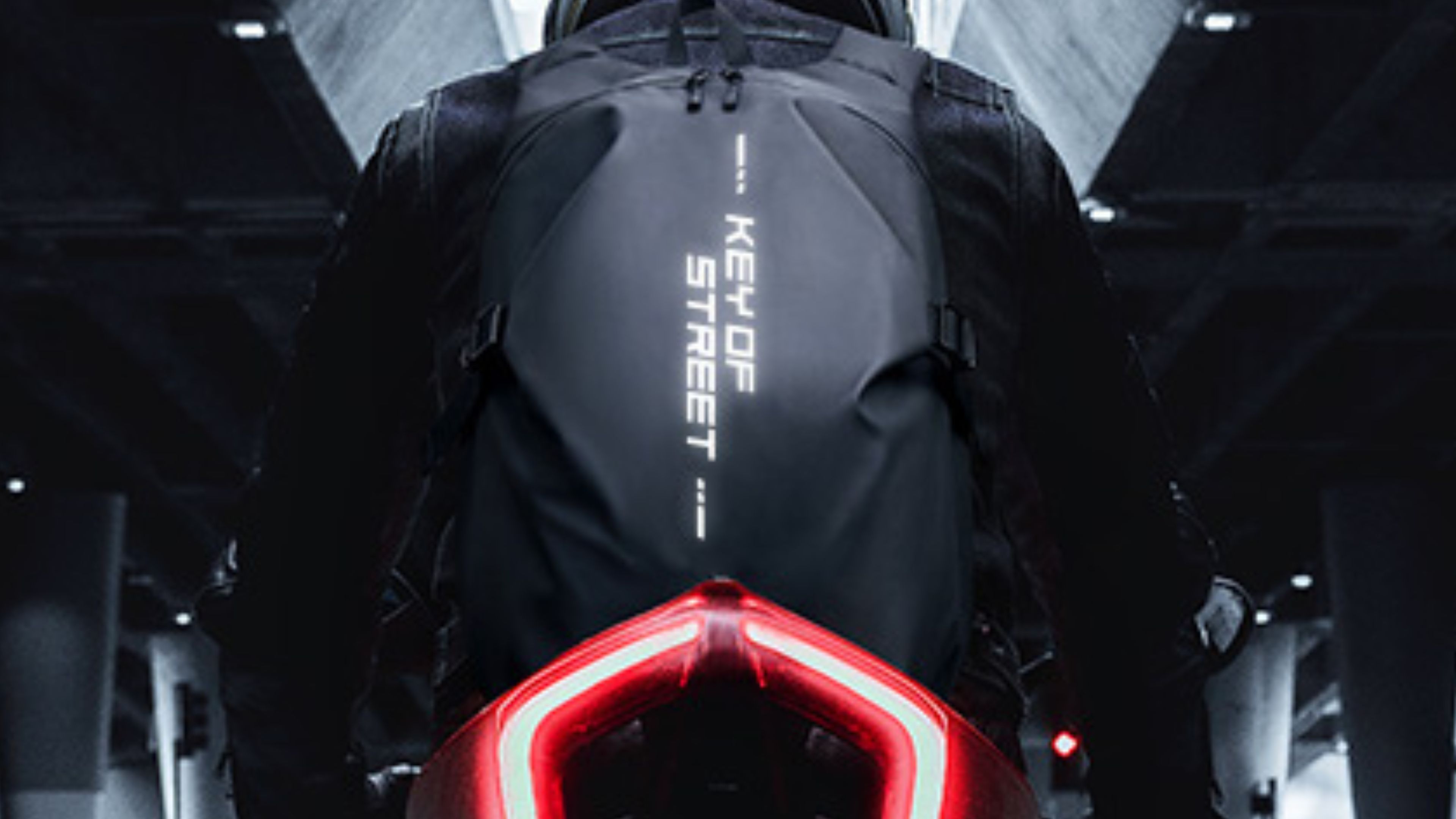 Esta mochila aerodinámica para motoristas puede guardar tu casco por menos de 35€