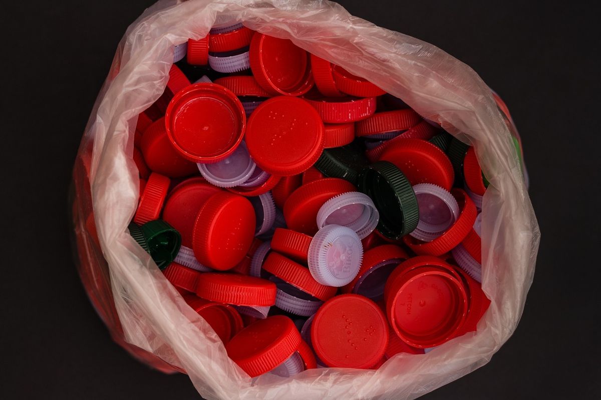 Crean un sistema que convierte el plástico y el CO2 en combustible