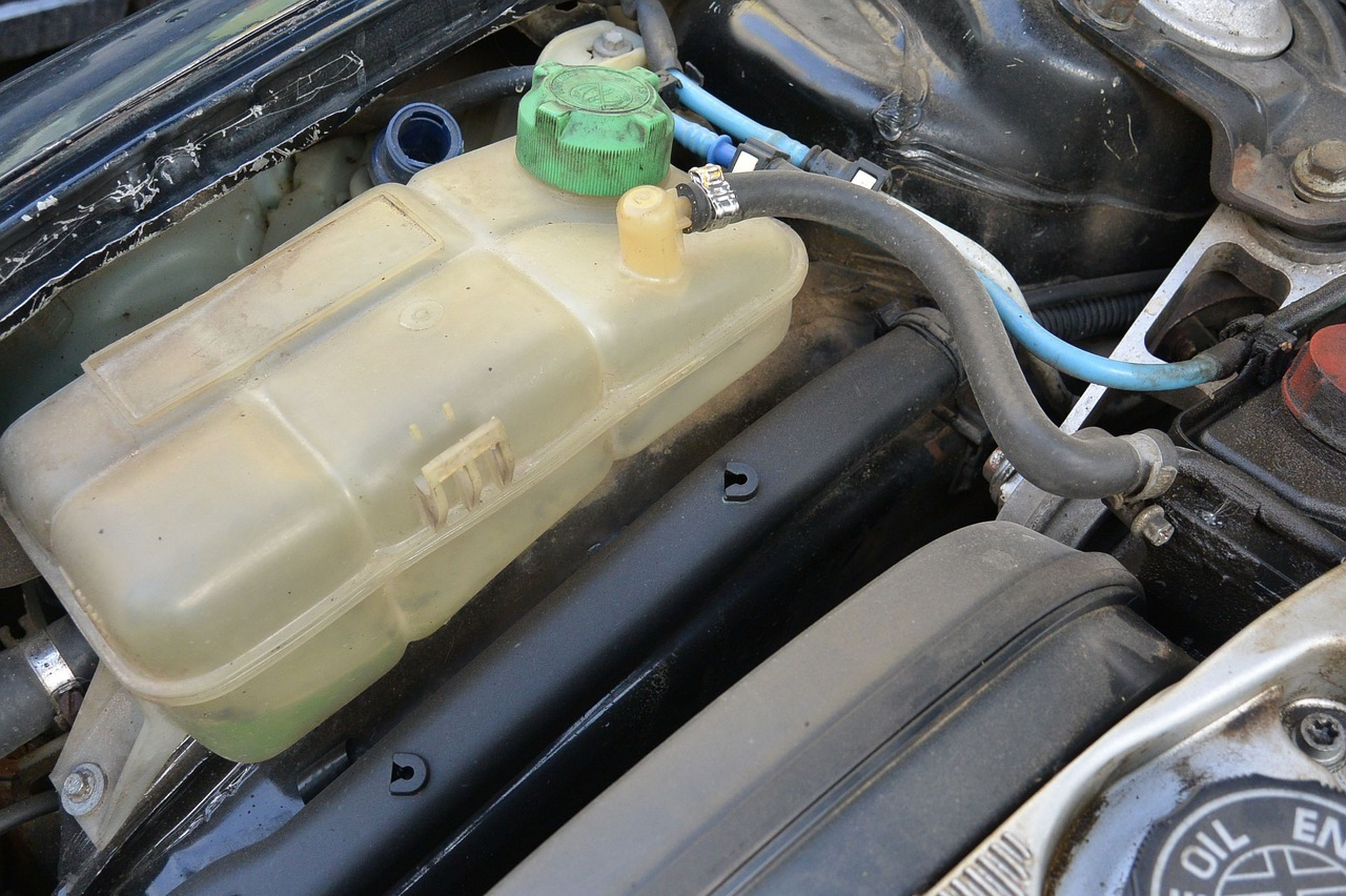 Así puedes detectar que tu coche pierde líquido anticongelante en invierno