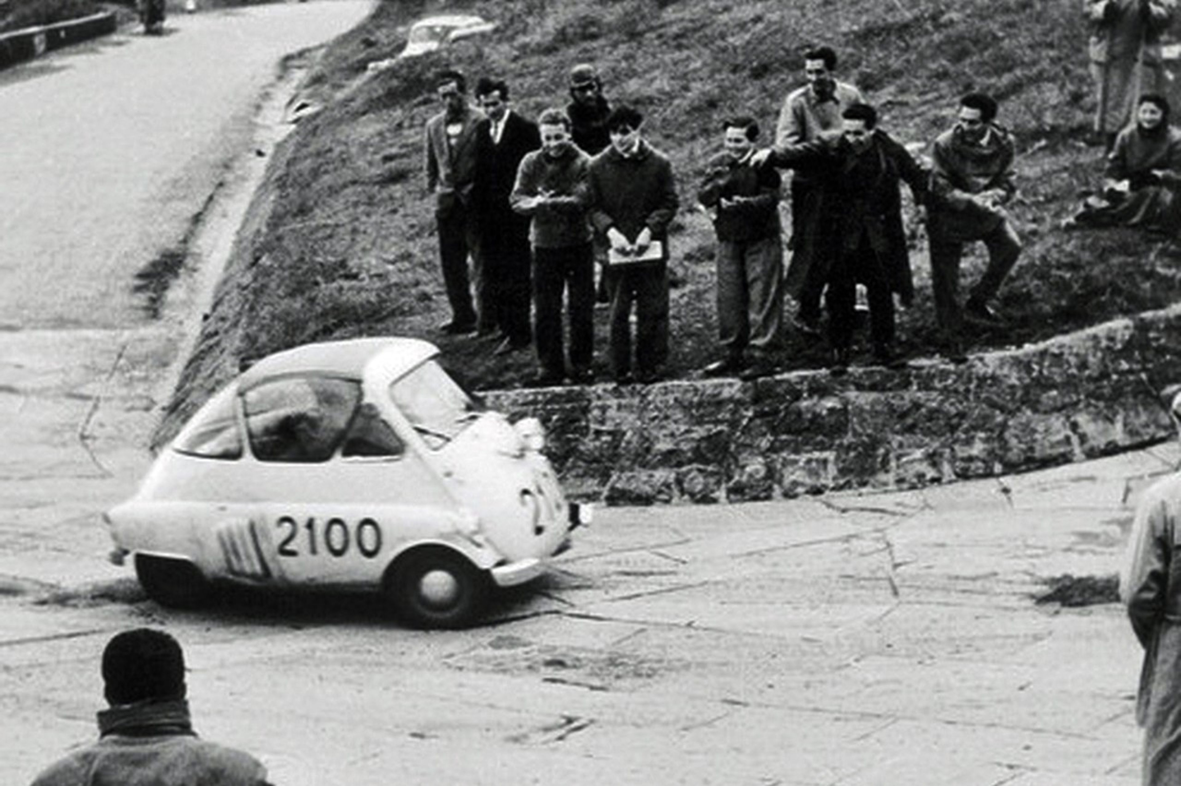 El Iso Isetta en la Mille Miglia de 1954, con Cipolla y Broschi al volante.