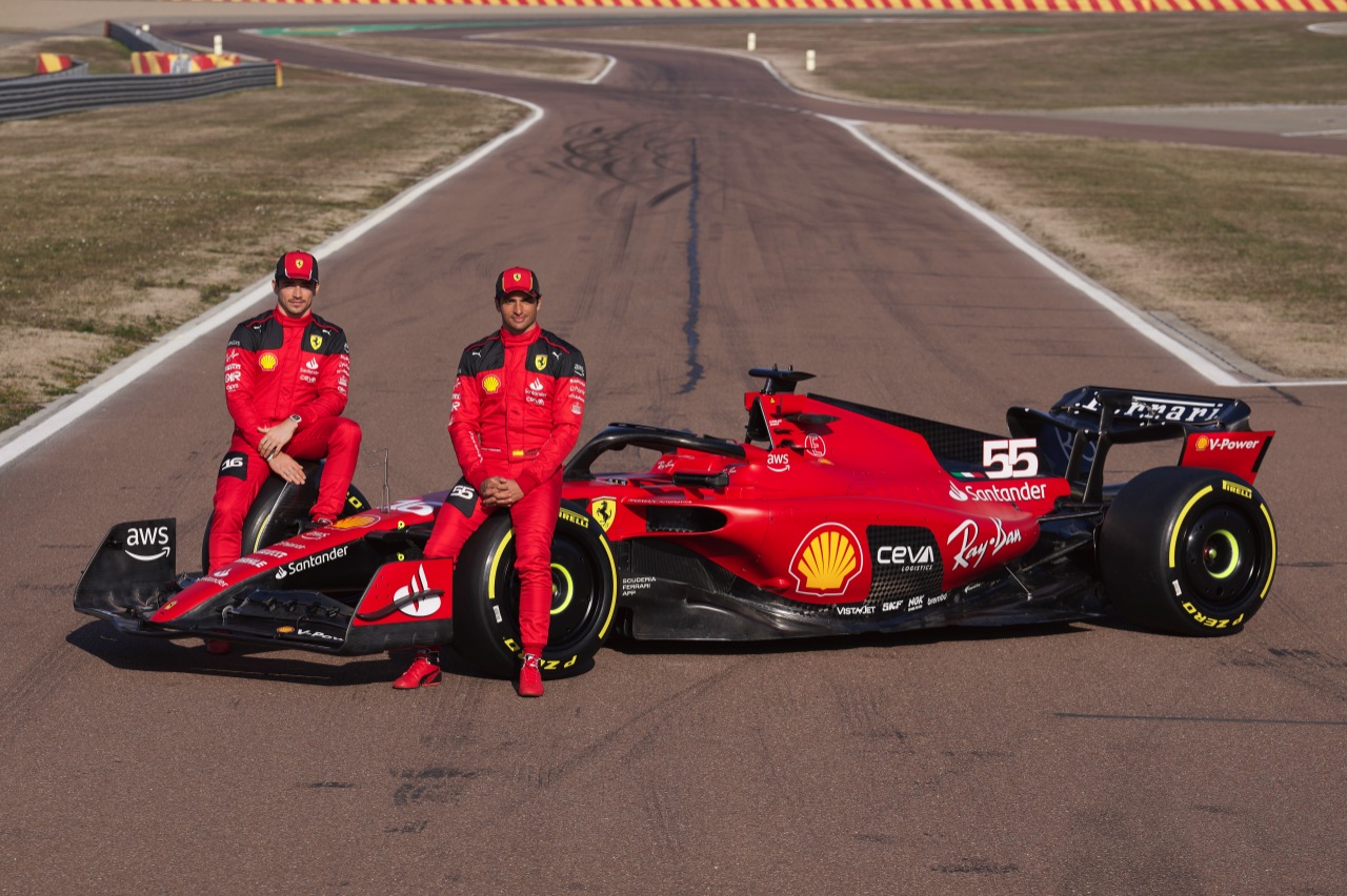 Ferrari Presenta El SF-23 De Sainz Y Leclerc... ¡y Lo Saca A Pista!