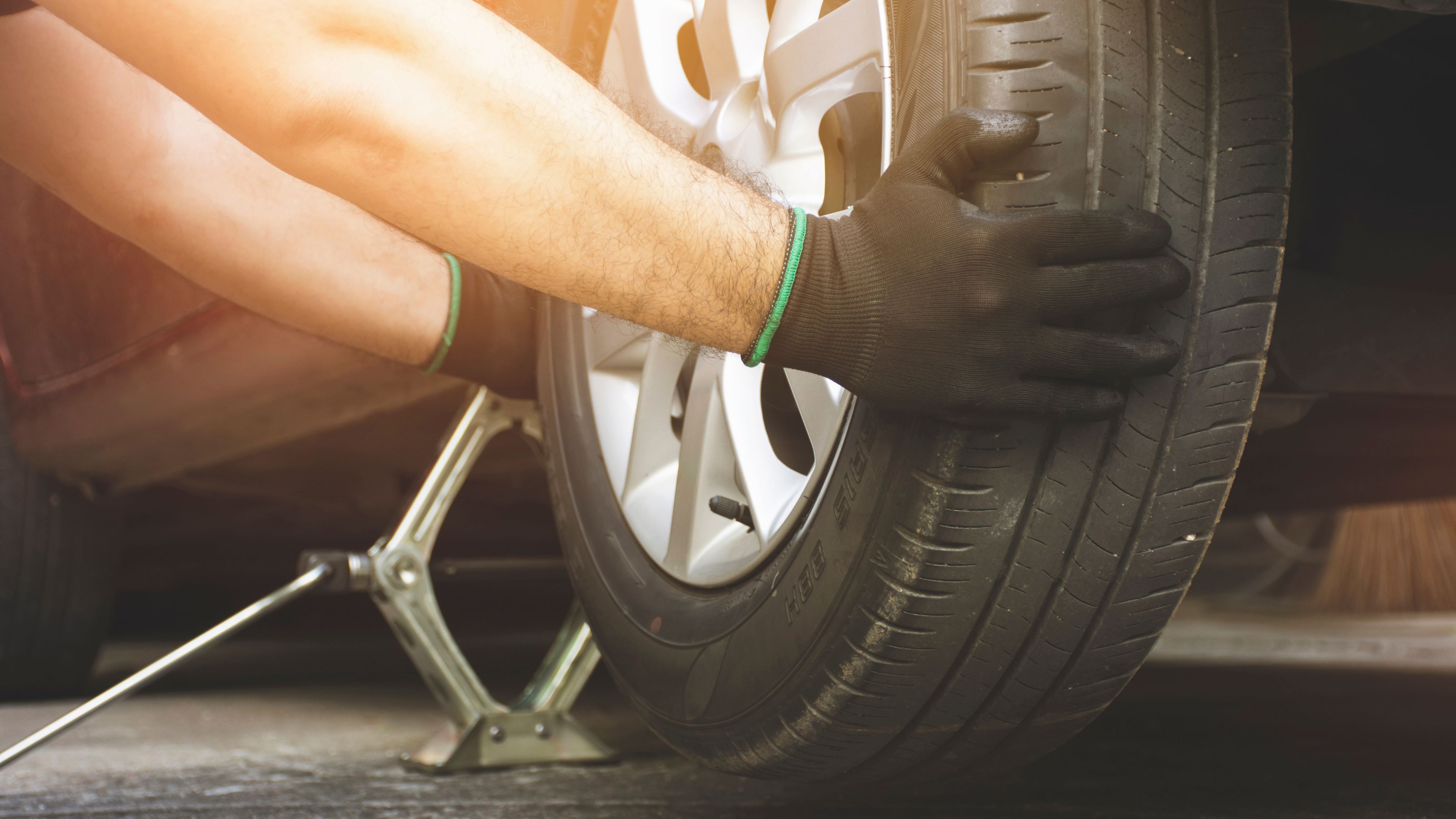 Los mejores kit repara pinchazos para el coche: recupera tu neumático en minutos