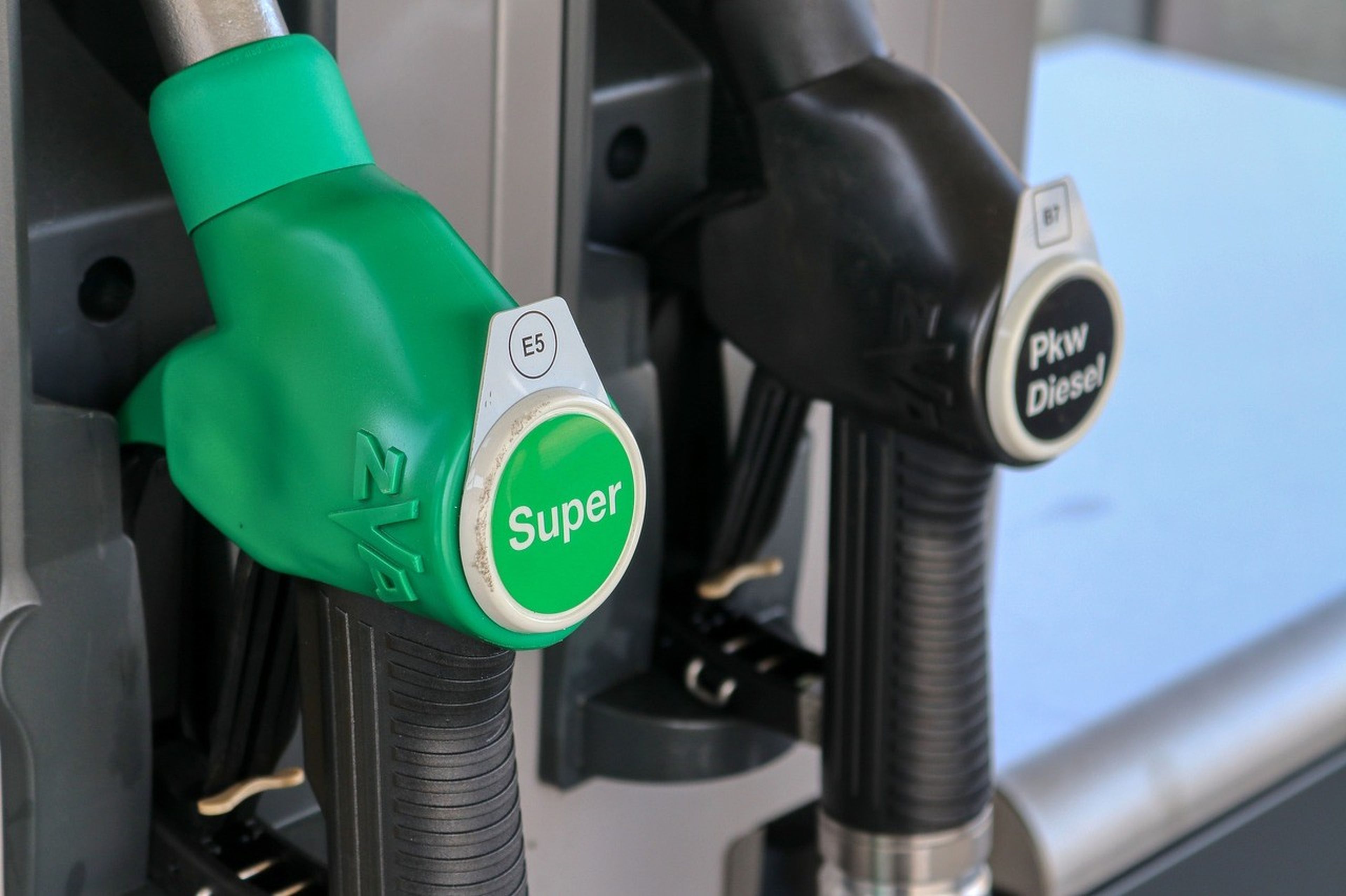 Tres razones por las que el precio de los combustibles vuelve a subir con fuerza