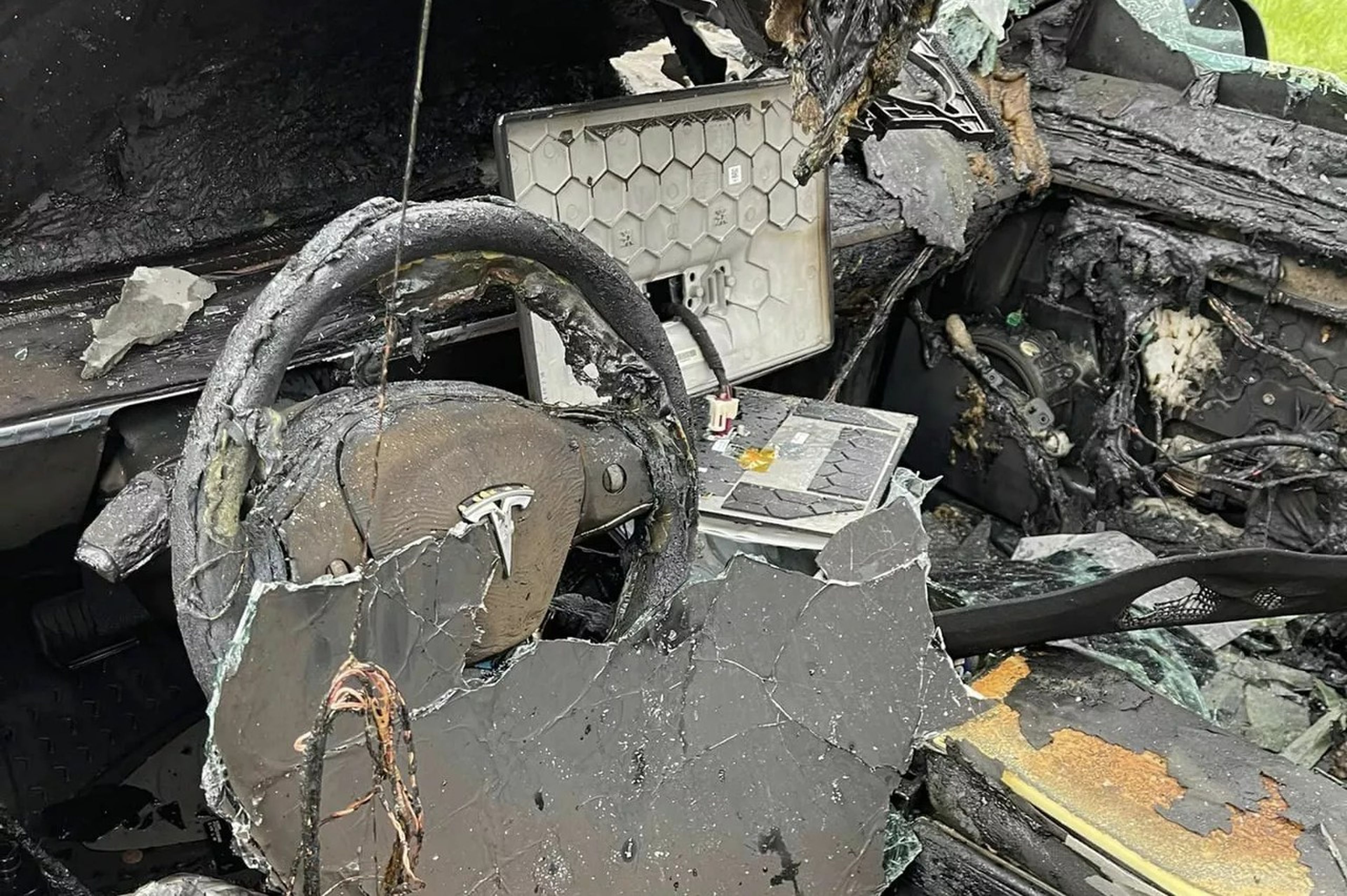 Un Tesla Model 3 sale ardiendo