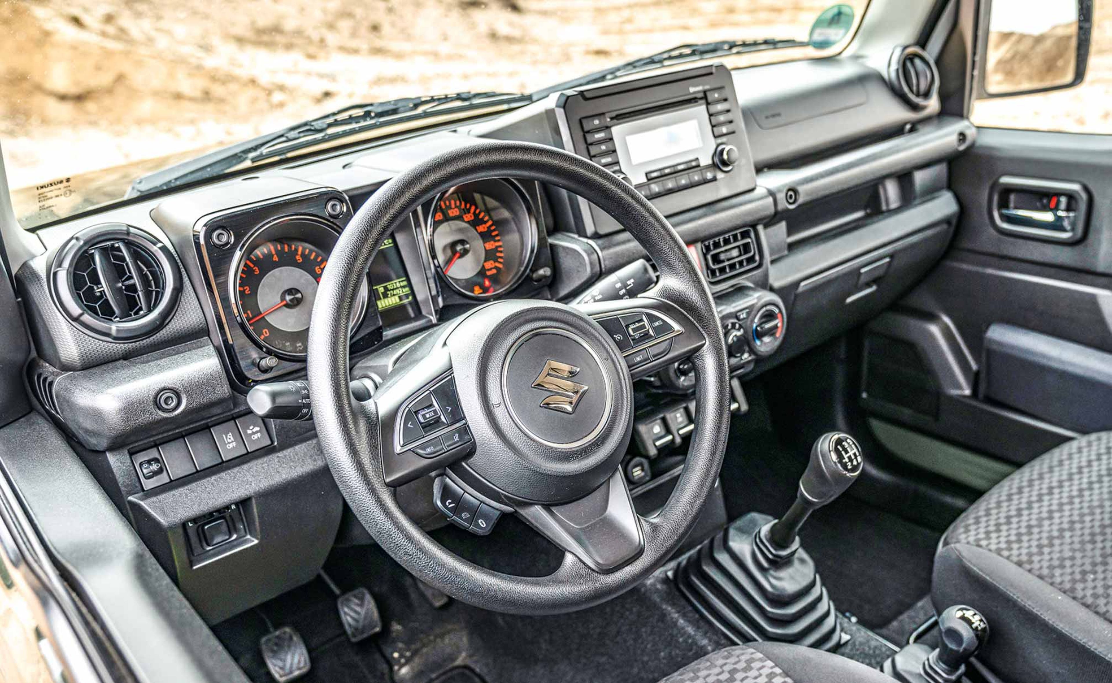 Cockpit del Suzuki Jimny