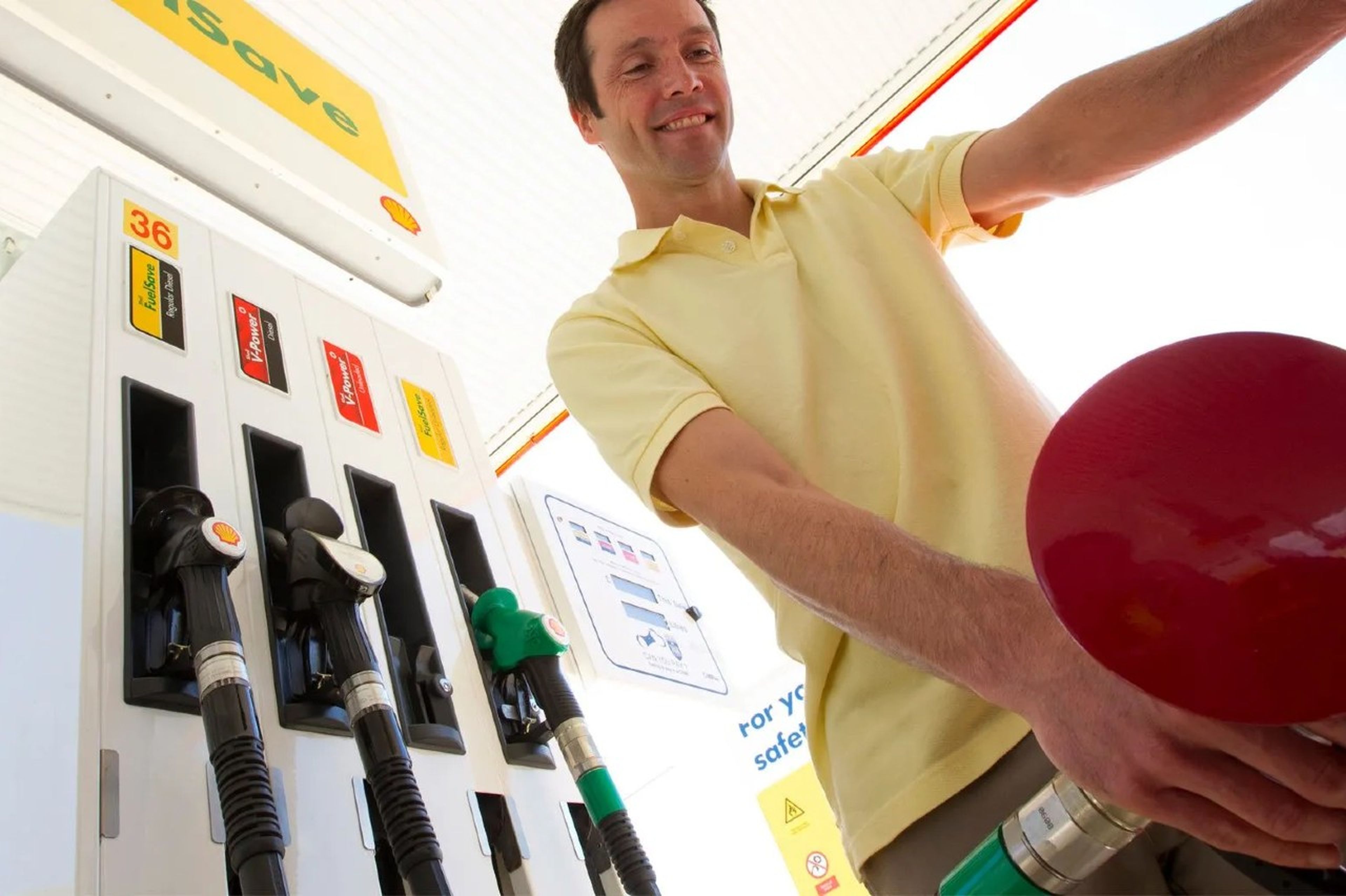 Cómo saber si debes echar gasolina o diésel en un coche de alquiler