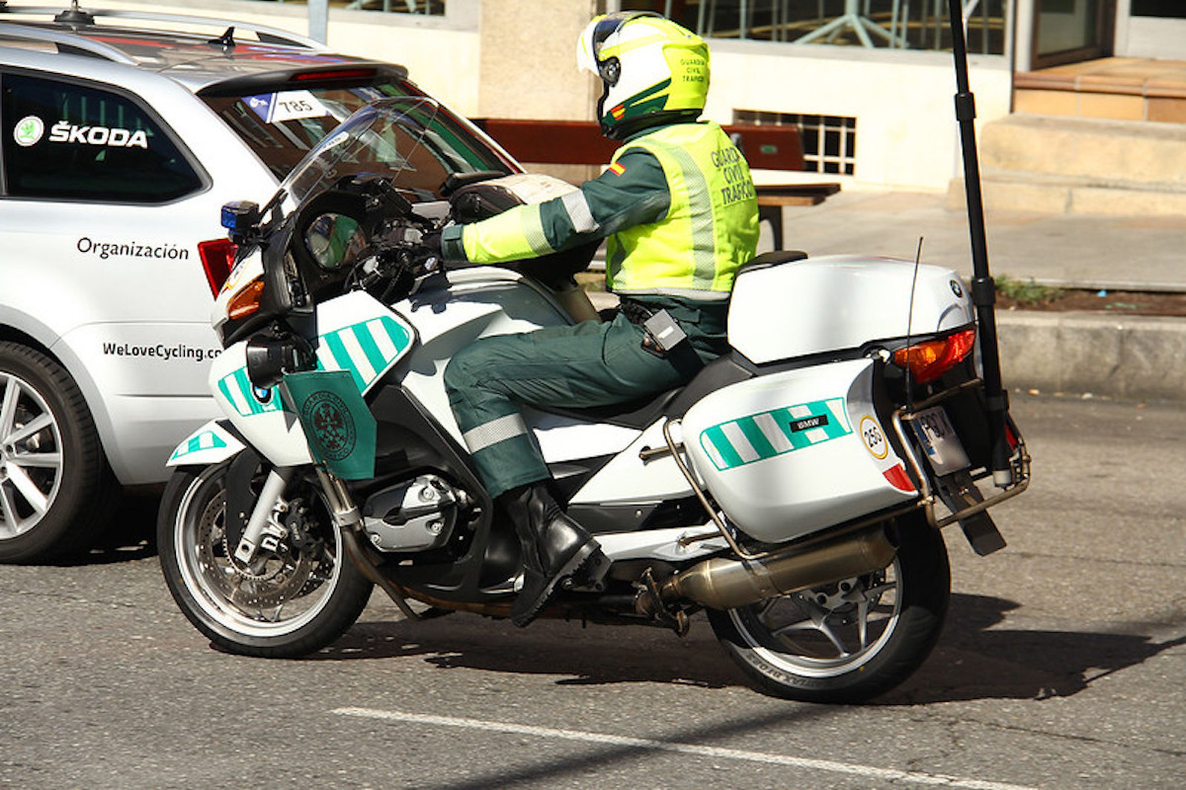 Moto Guardia Civil con bandera verde