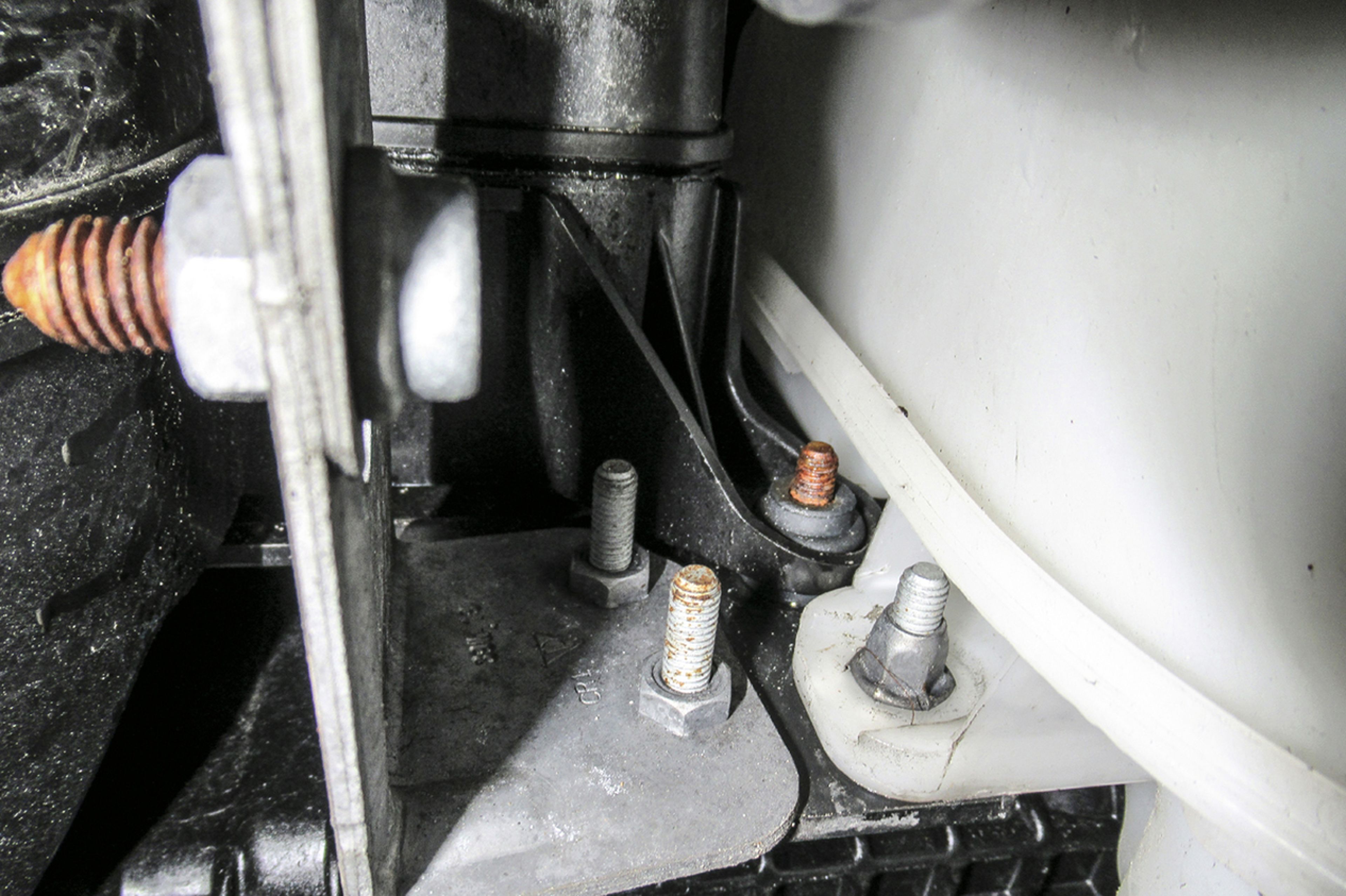 Corrosión en la conexión del tornillo del soporte del claxon del lado del conductor.