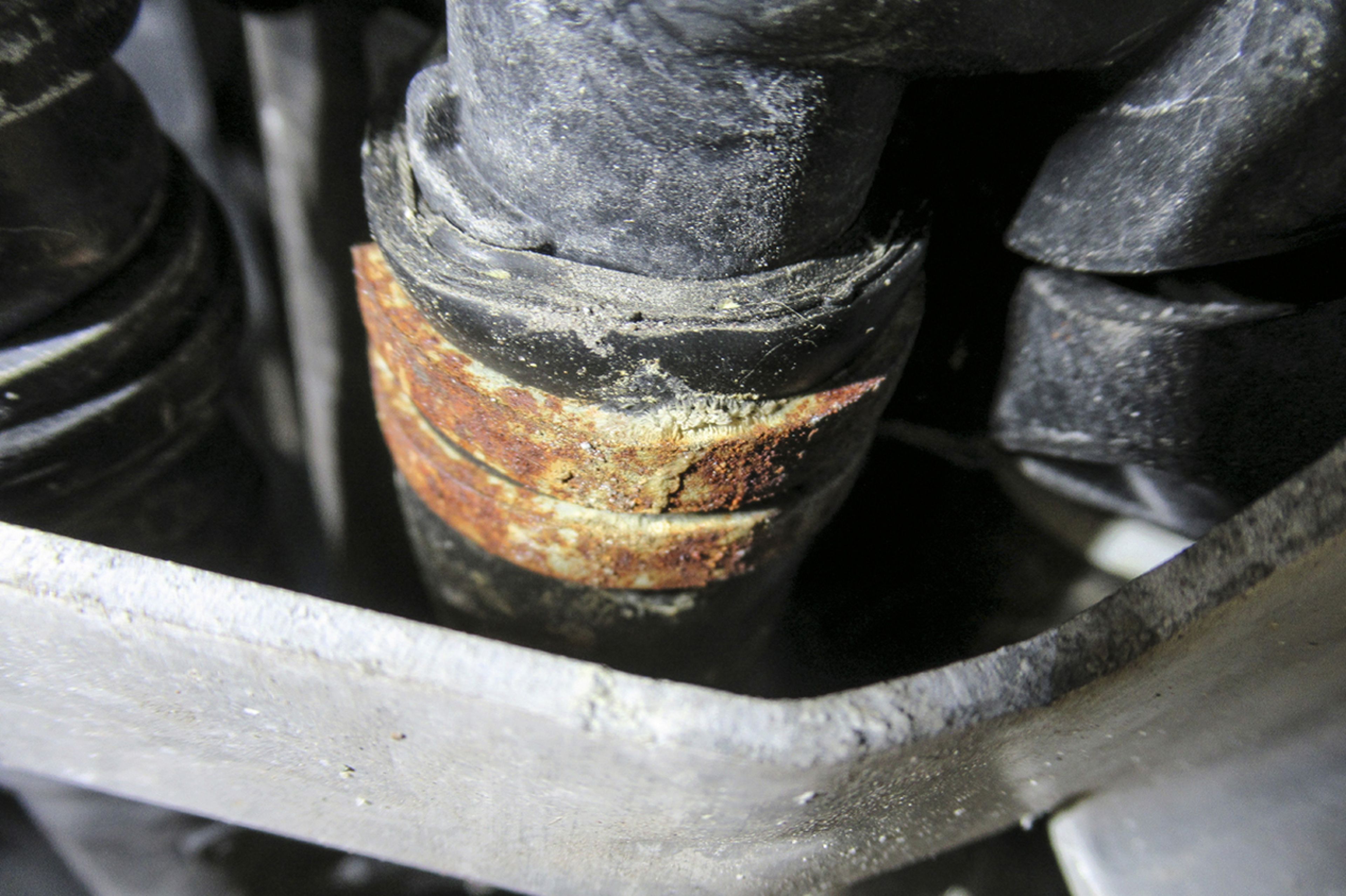Varias abrazaderas del circuito de refrigerante afectadas por la corrosión.
