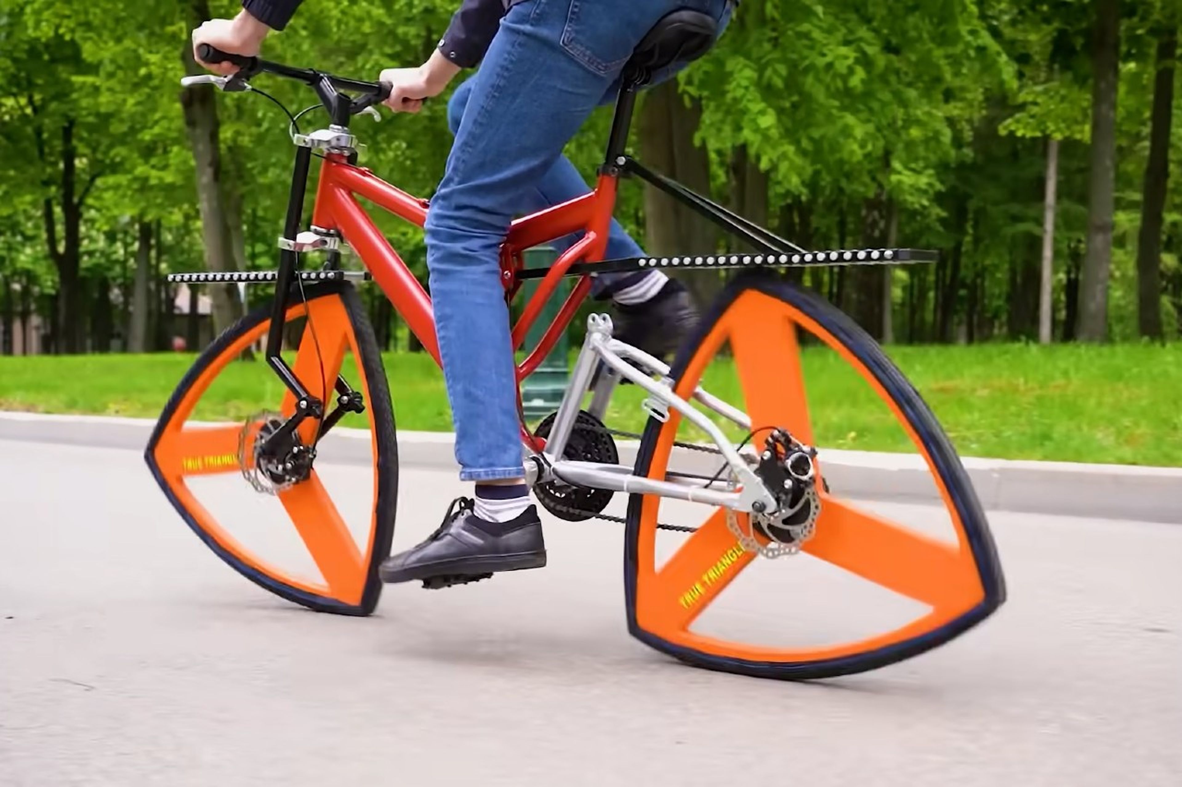 bici con ruedas triangulares