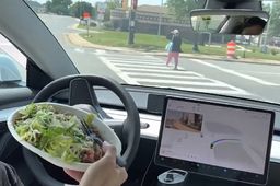 Se graba comiendo una ensalada dentro un Tesla en conducción autónoma