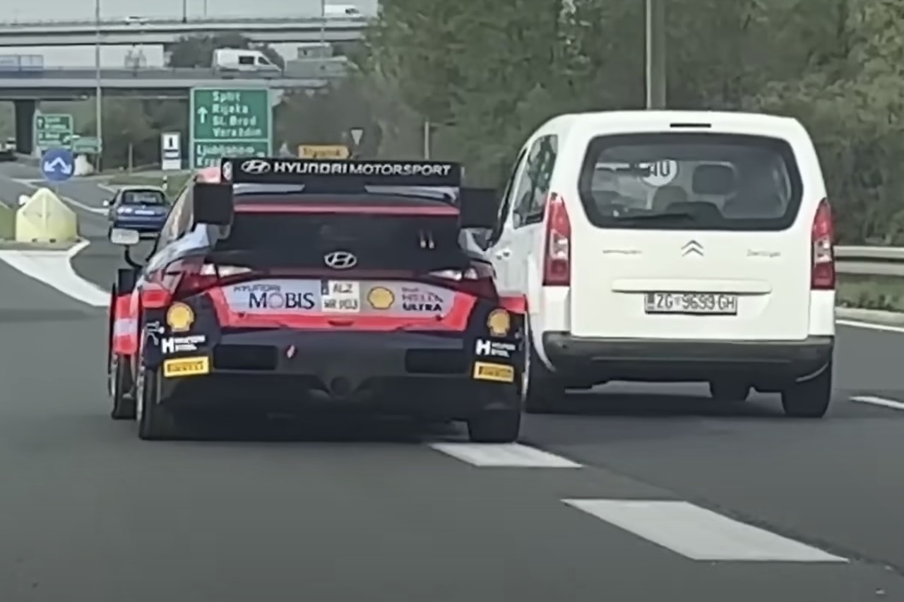 Imagina ir por la autopista y que te adelante un coche del WRC