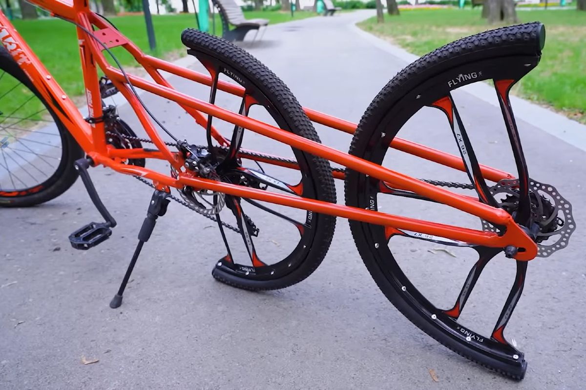 Llega la bicicleta con ruedas cuadradas, y realmente funciona Bici-ruedas-partidas-3069926