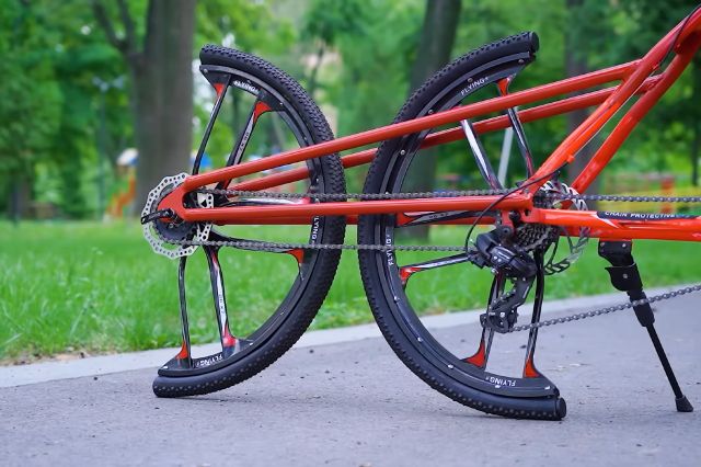Llega la bicicleta con ruedas cuadradas, y realmente funciona Bici-ruedas-partidas-3069928