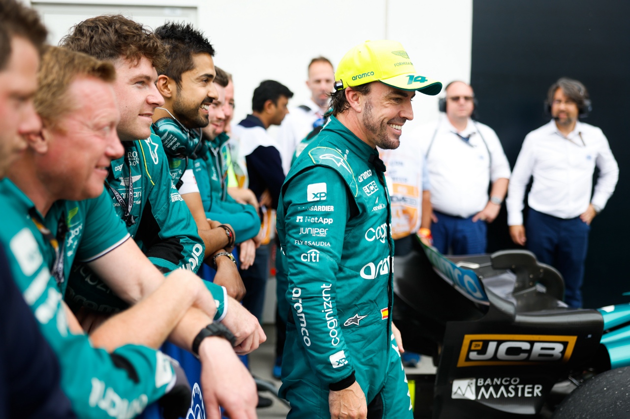 Fernando Alonso sube al podio en su debut con Aston Martin