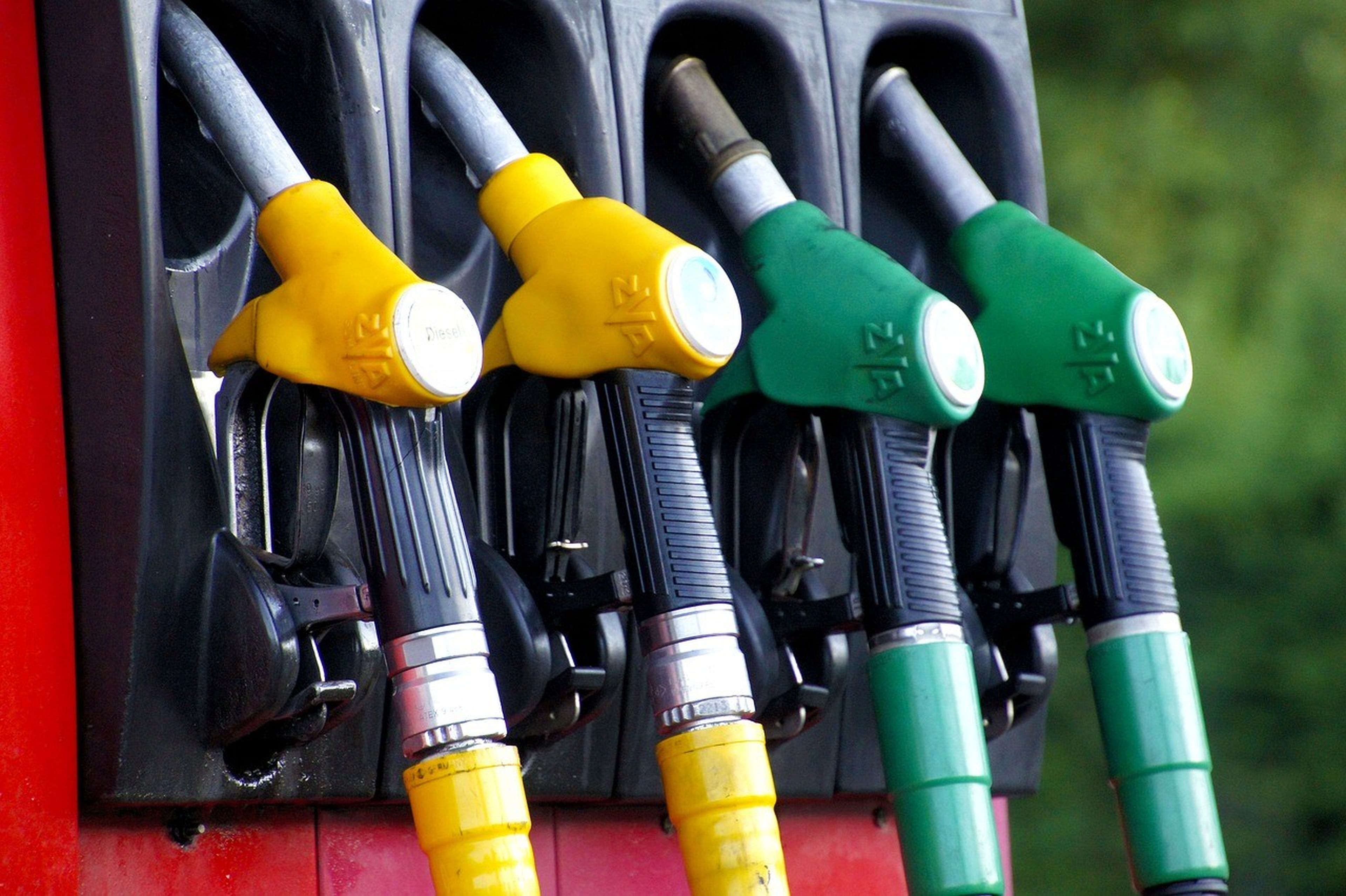 Por qué es más barato el carburante en las gasolineras low cost