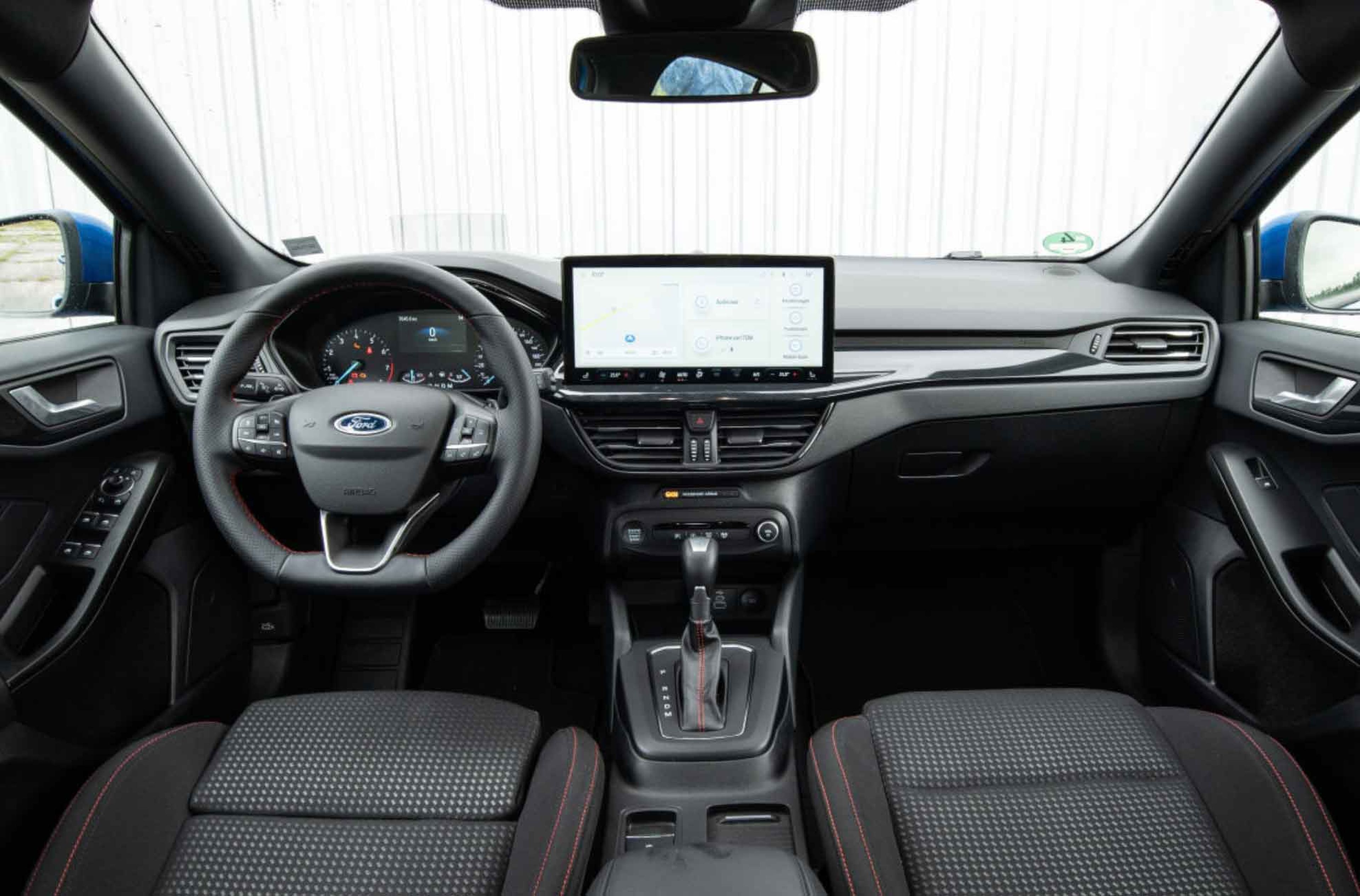 Comparativa: Ford Focus 1.0 EcoBoost Hybrid vs Toyota Corolla 1.8 Hybrid cockpit