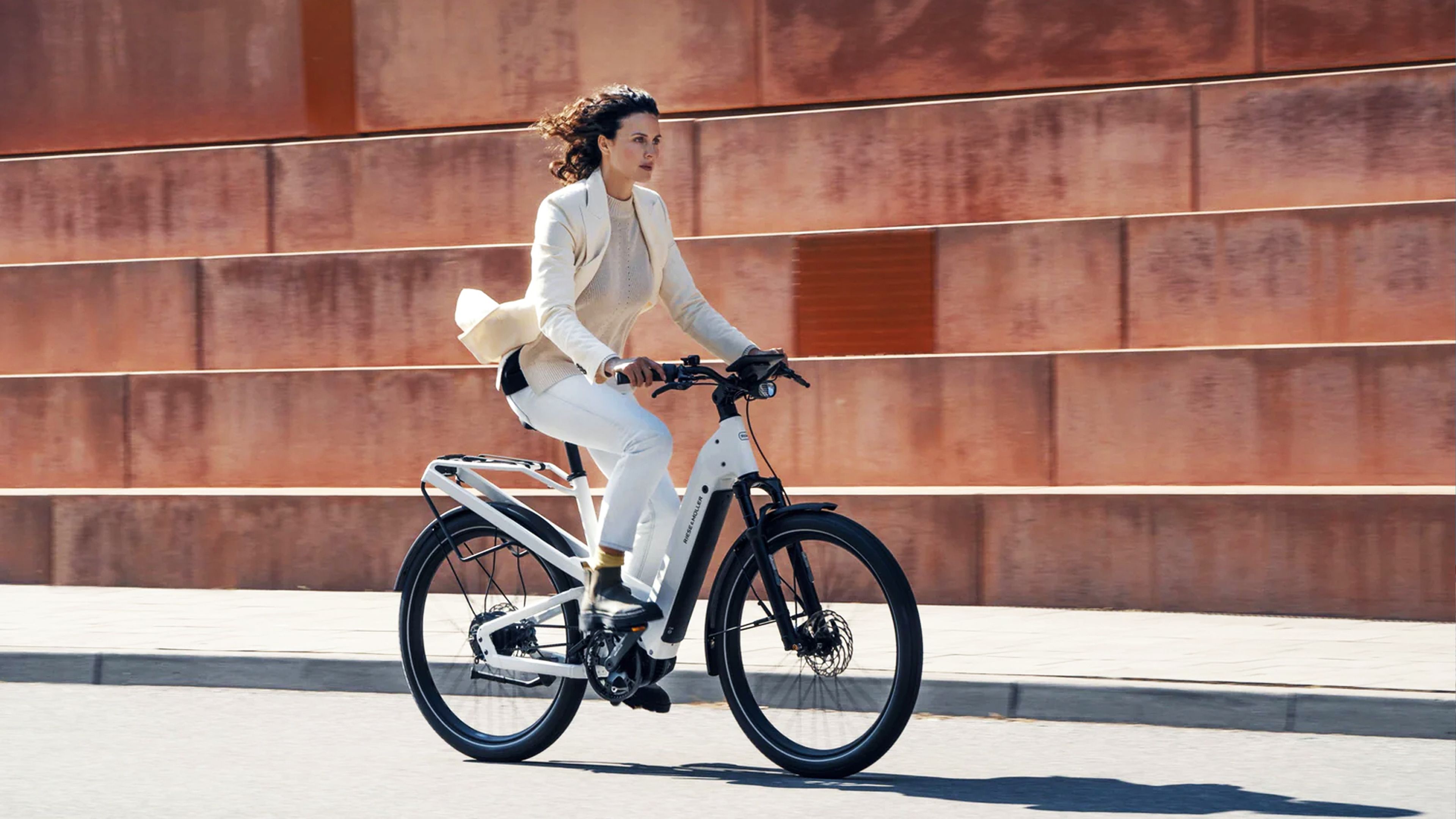 Mujer en bicicleta eléctrica