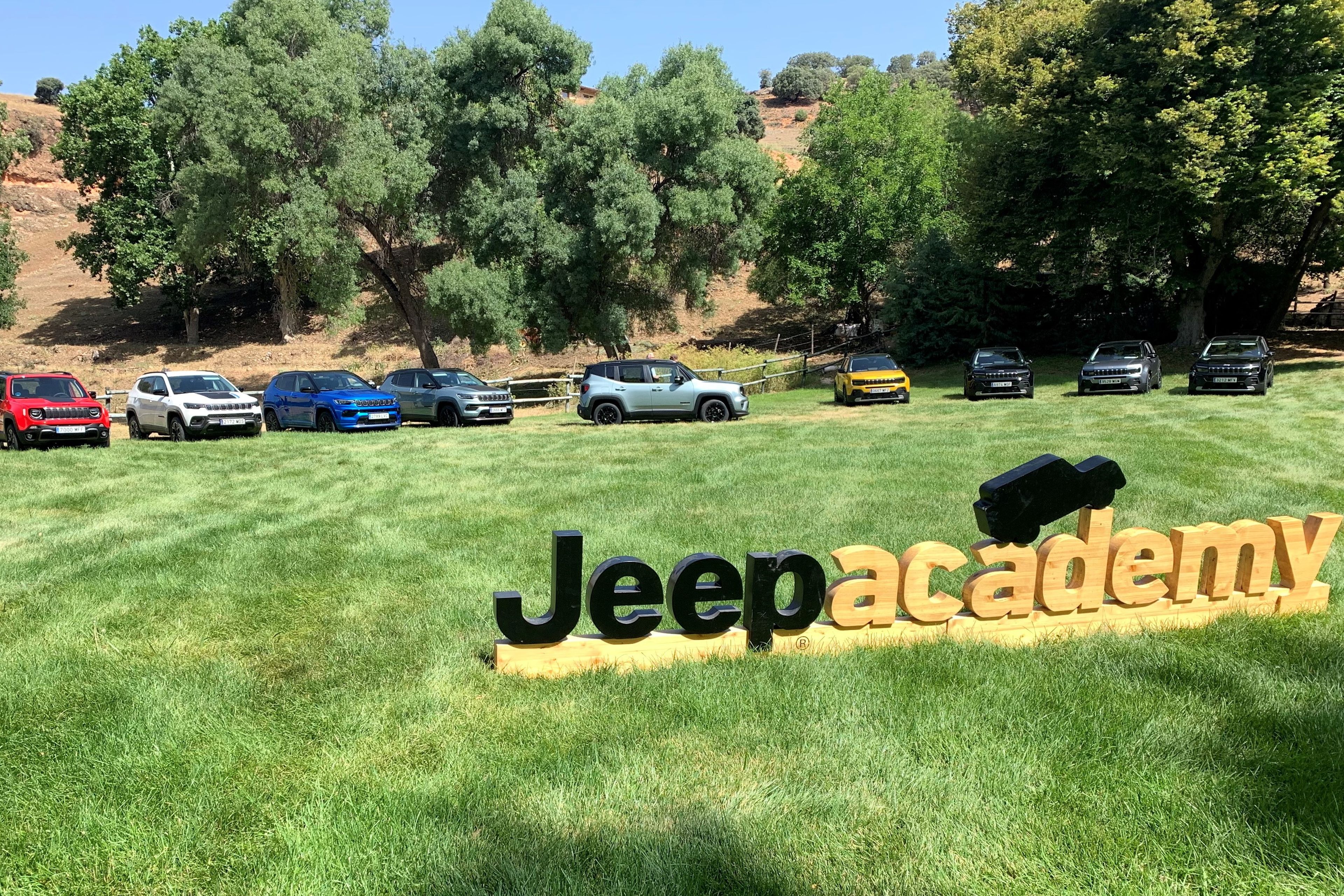 Varios modelos de Jeep en la Jeep Academy