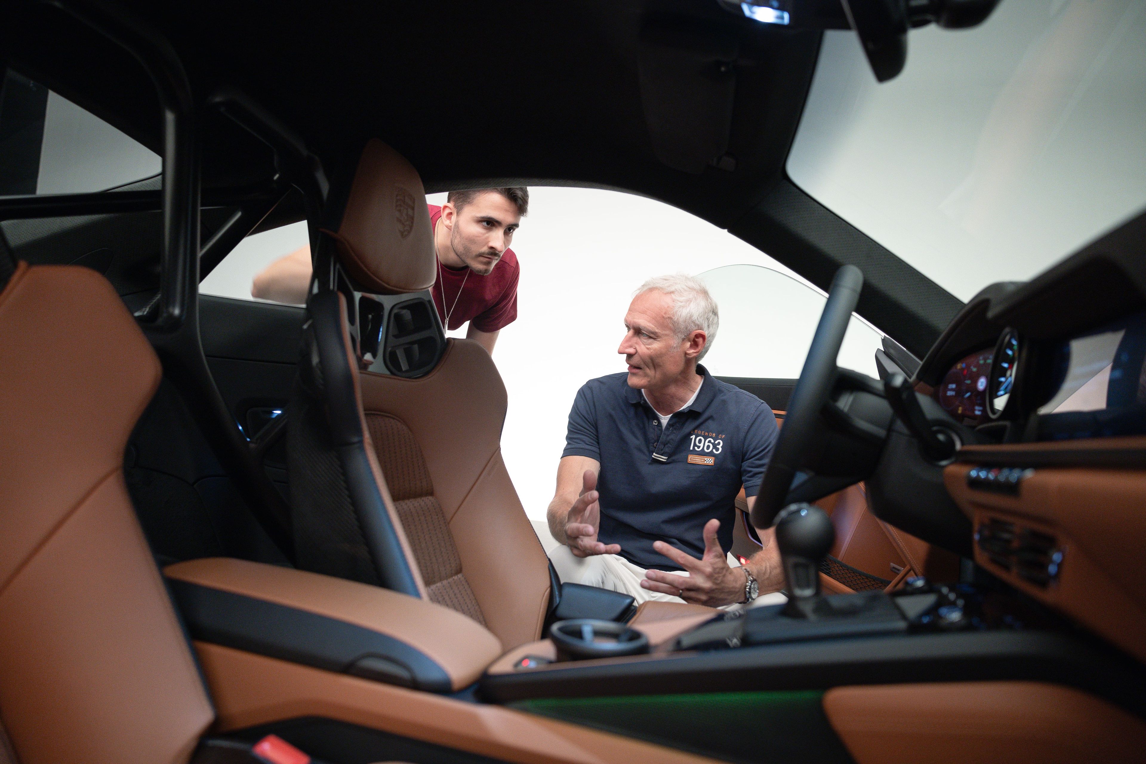 Andreas Preuninger, jefe de la división GT de Porsche, me muestra los detalles del 911 S/T