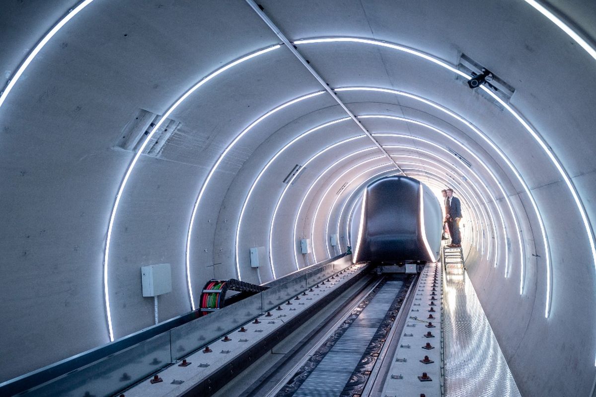 How does hyperloop levitation technology work?