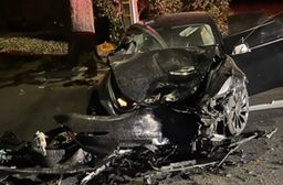 Una joven de 13 años roba y destroza el Tesla de sus padres y otros coches de la calle