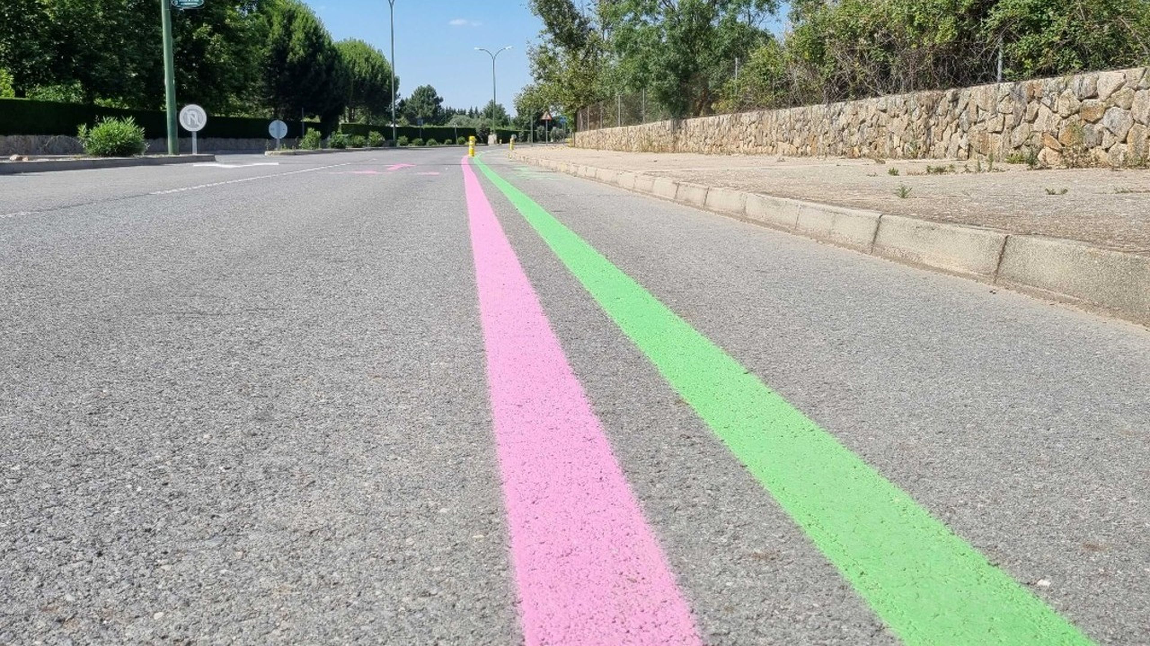 rayas verdes rosas carretera