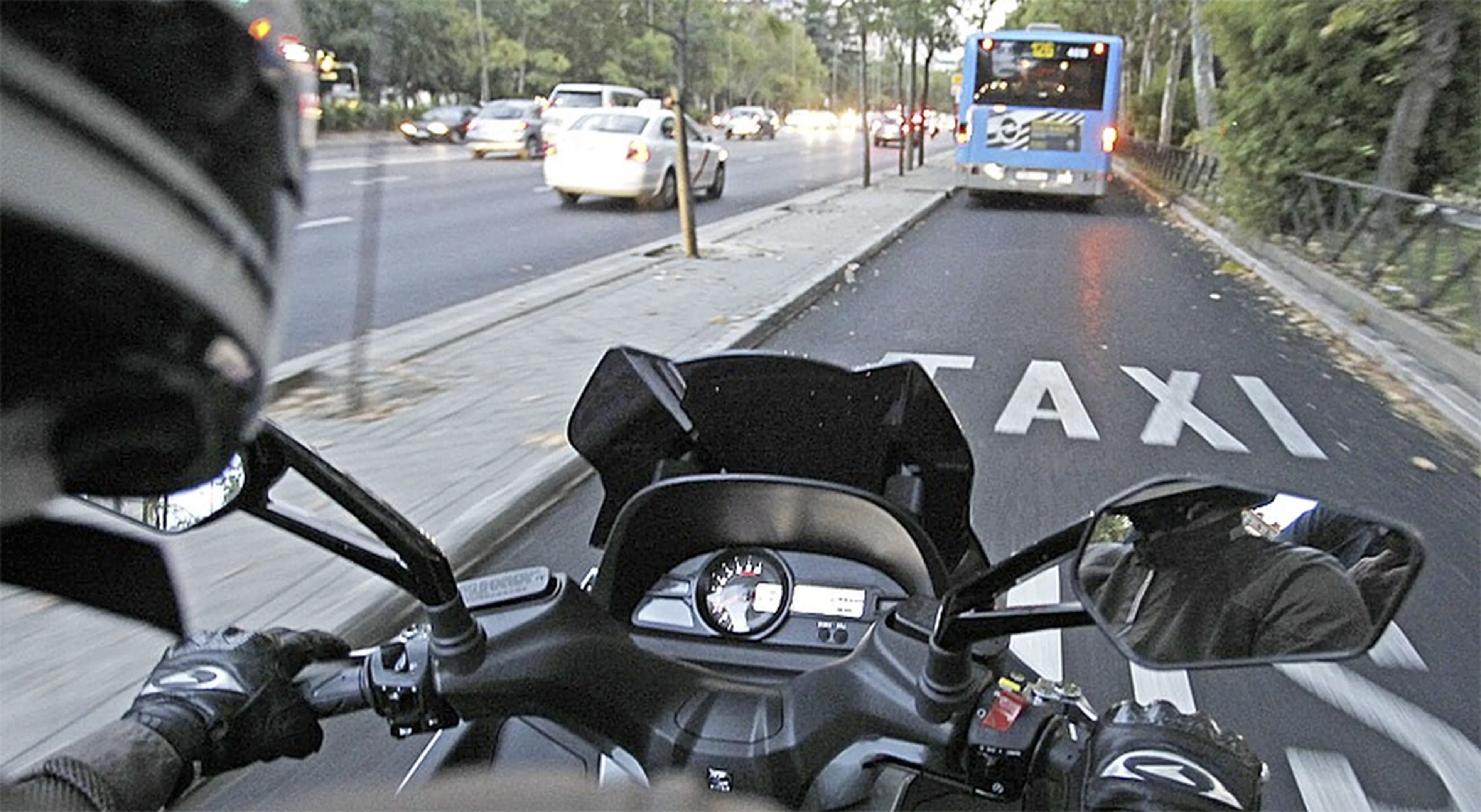Accidente de moto por los separadores del carril-bus: cómo actuar