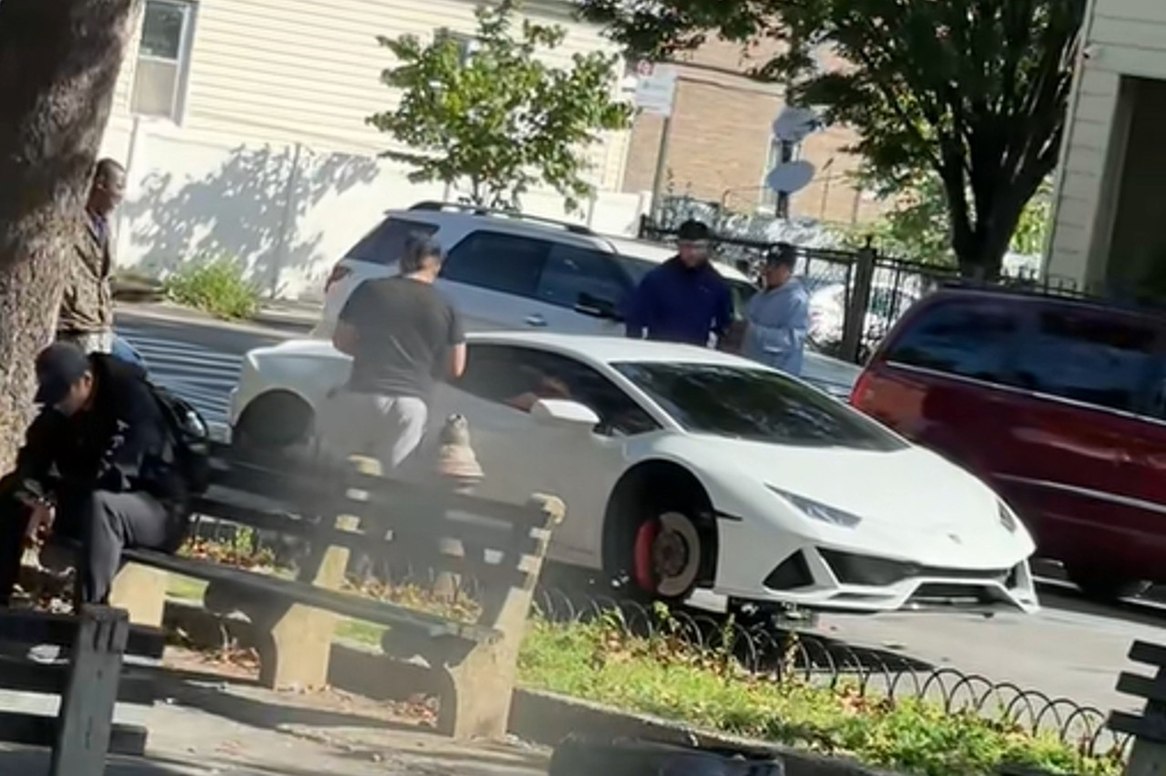 Roban las ruedas a un Lamborghini Huracán en el Bronx