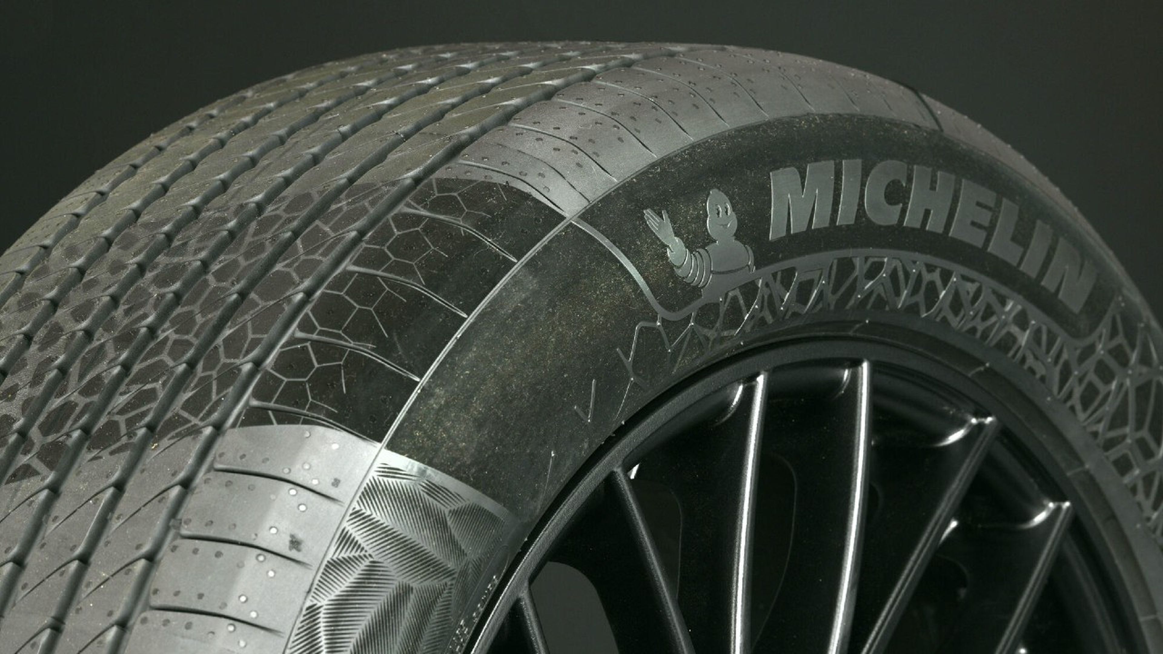 El truco rápido para saber la verdadera edad de unos neumáticos