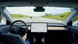 conductor de un Tesla es multado por conducir sin manos, pero el juez desestima el caso