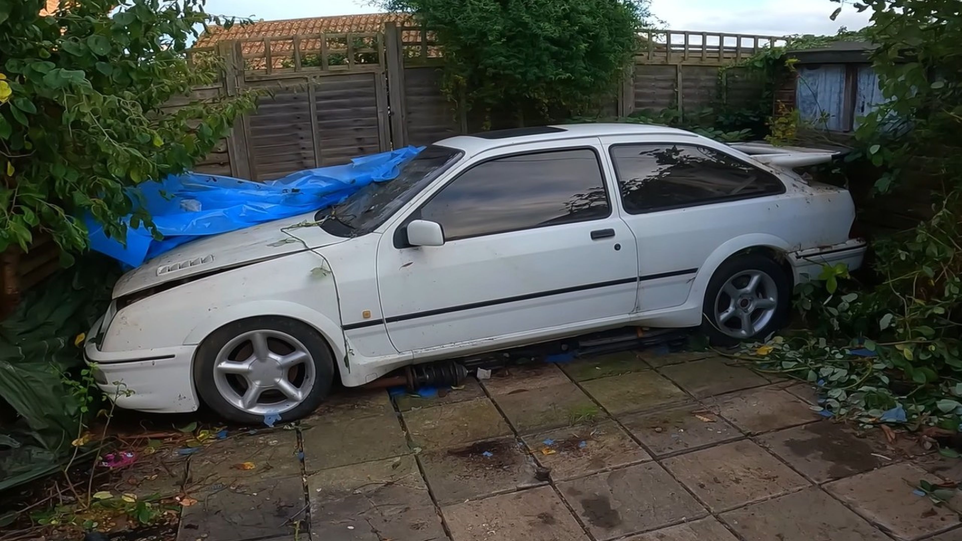 Ford Sierra RS Cosworth abandonado en un jardín 