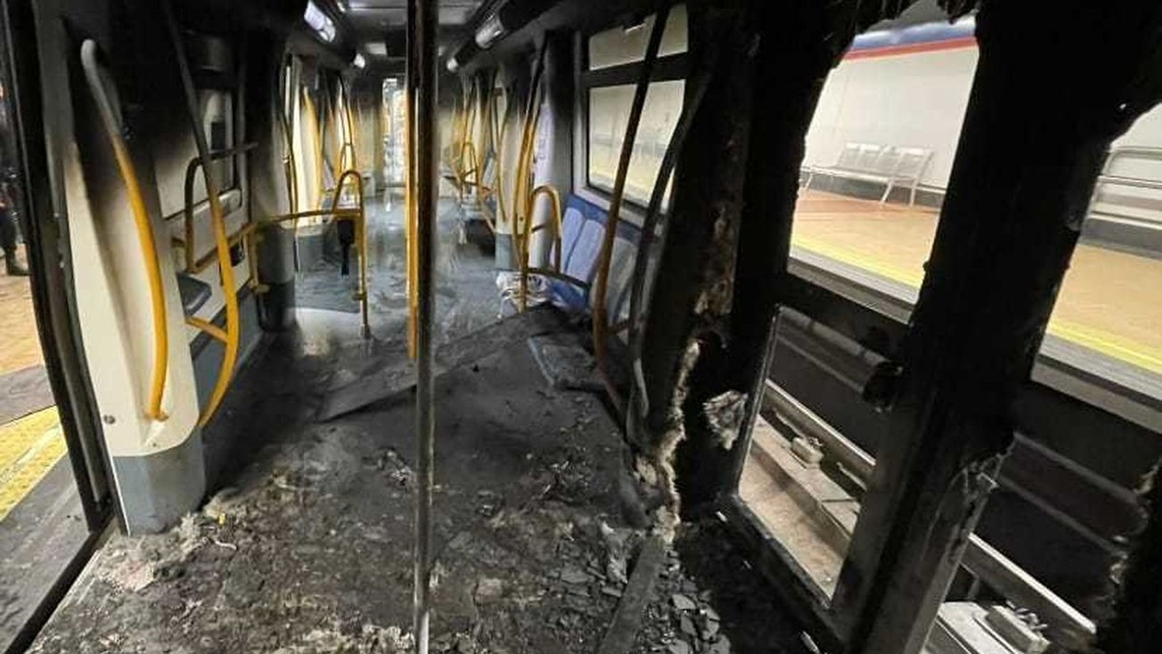 vagón de Metro destrozado tras la explosión de un patinete eléctrico