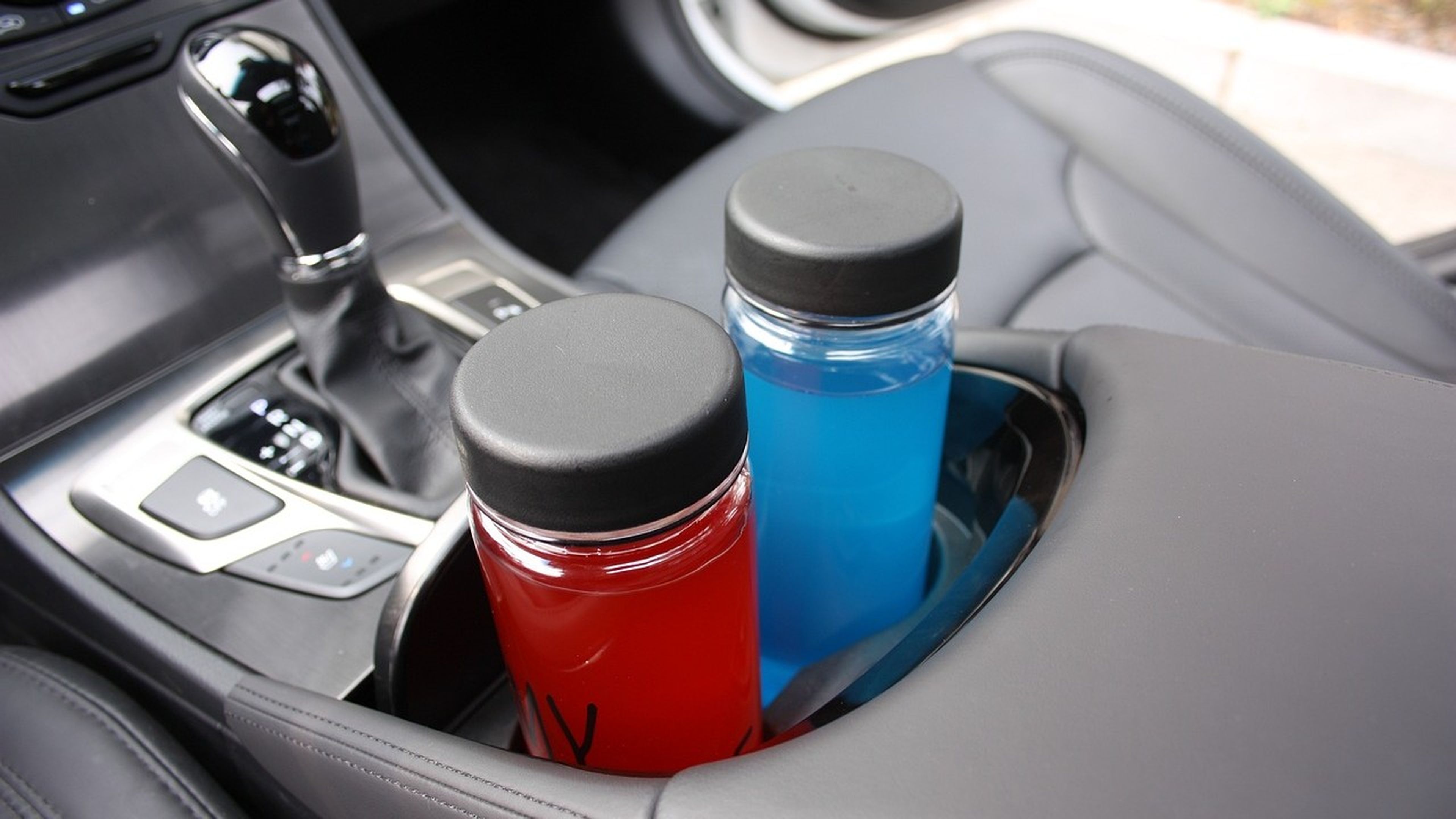 No debes dejar bebidas carbonatadas en el coche