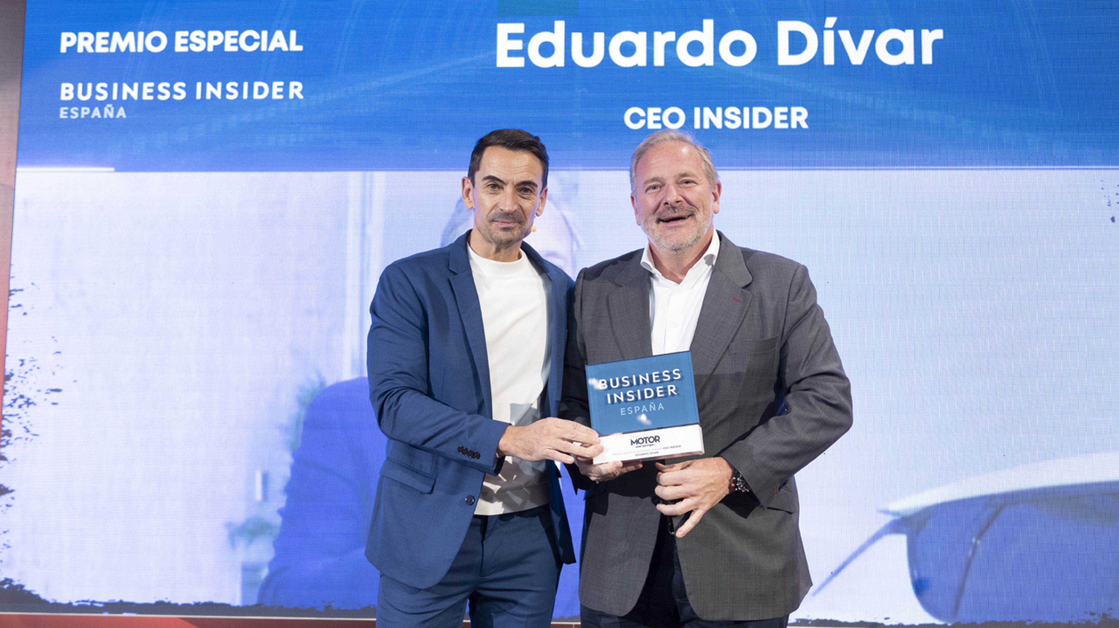 Manuel del Campo, CEO de Axel Springer España, entrega el premio CEO Insider a Eduardo Divar, director general de Kia Motors España