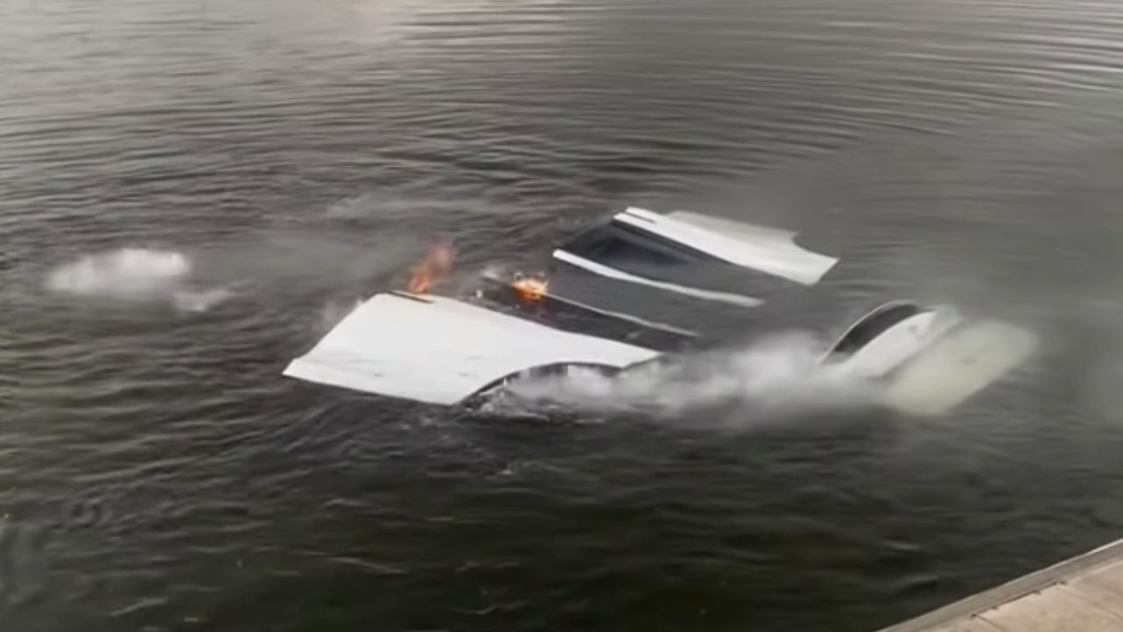Tesla Model X arde bajo el agua