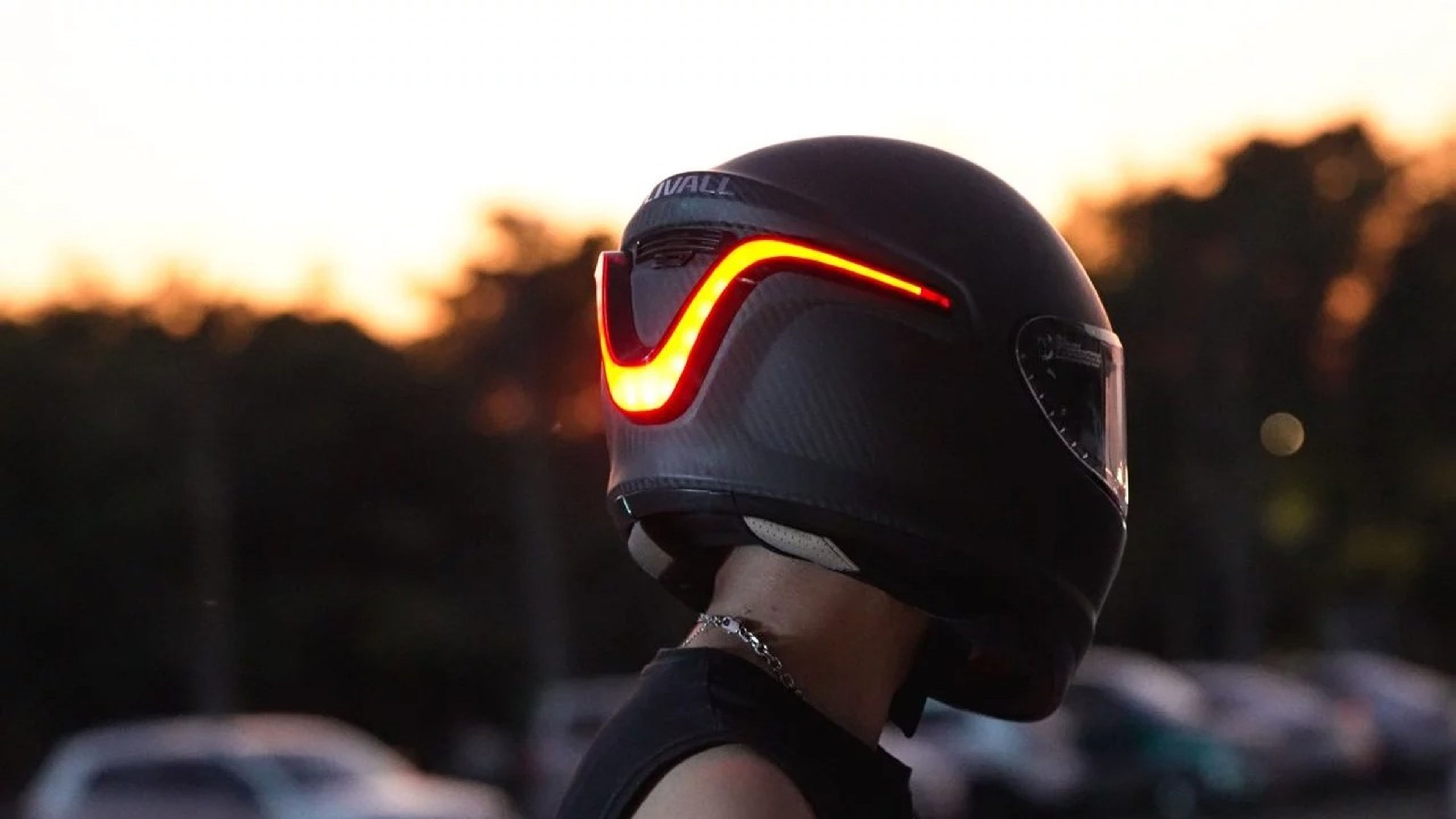 El casco de moto más brutal y futurista tiene una rebaja de nivel